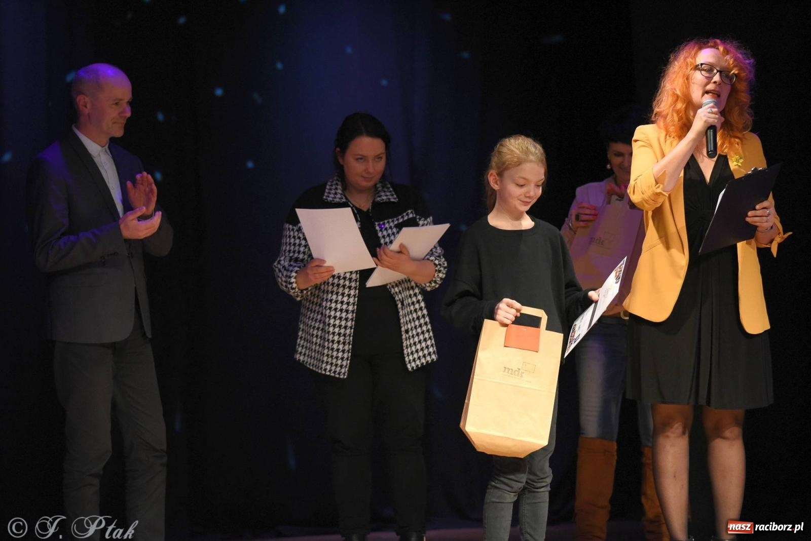 Zdjęcie w galerii na portalu naszraciborz.pl: A może by tak jasełka? Wieczór Świąteczny w MDK wiadomości z regionu