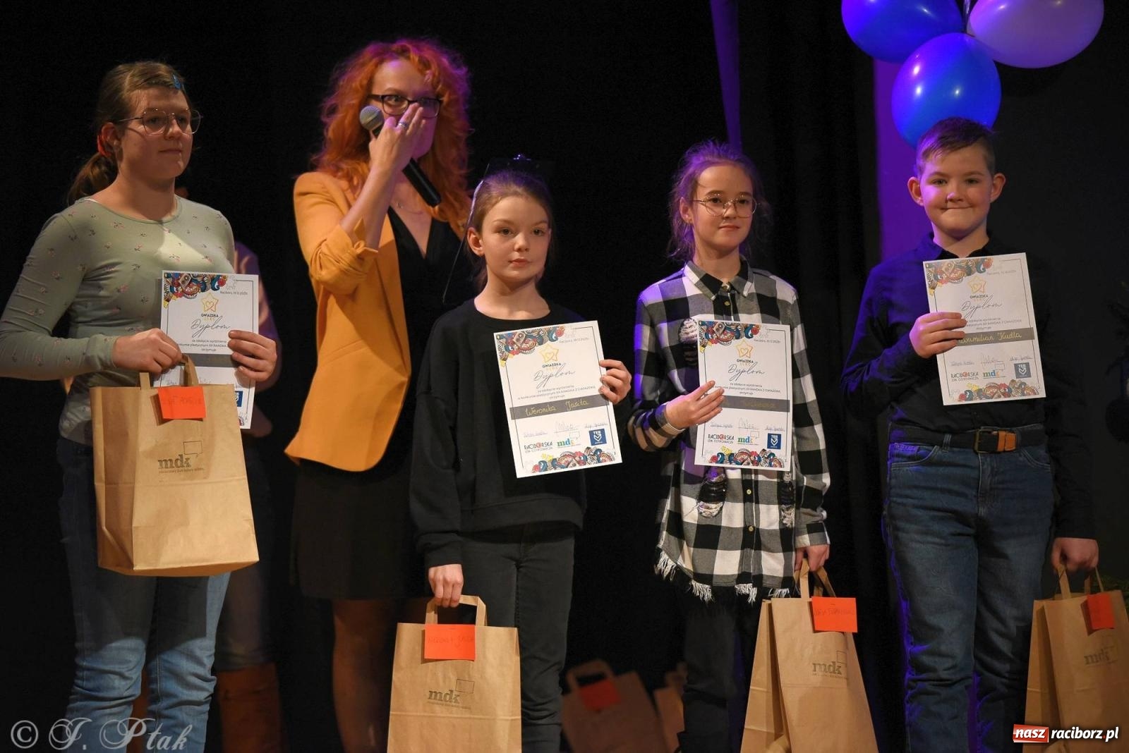 Zdjęcie w galerii na portalu naszraciborz.pl: A może by tak jasełka? Wieczór Świąteczny w MDK wiadomości z regionu