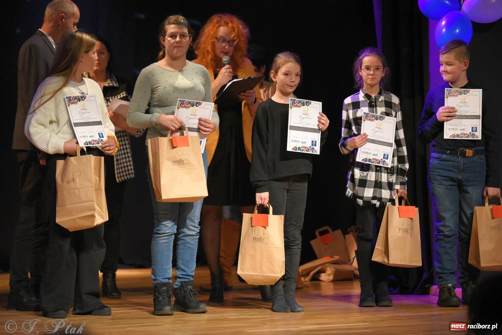 Zdjęcie w galerii na portalu naszraciborz.pl: A może by tak jasełka? Wieczór Świąteczny w MDK wiadomości z regionu