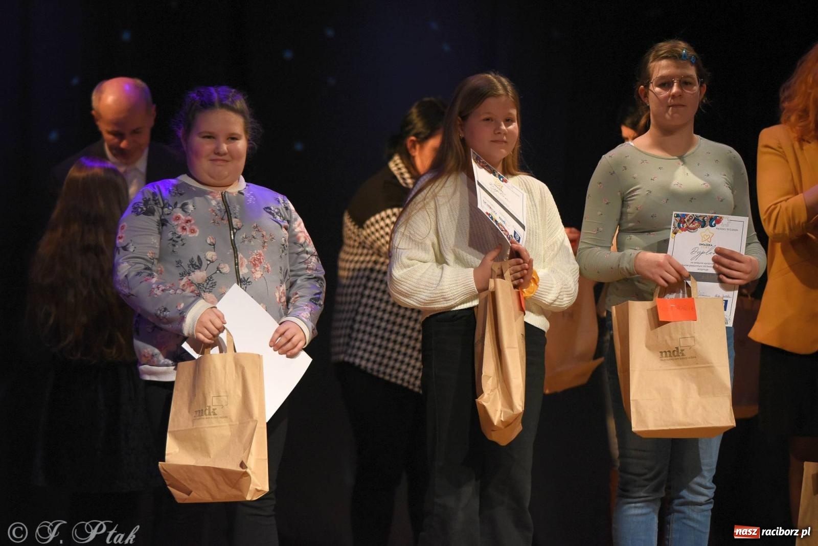 Zdjęcie w galerii na portalu naszraciborz.pl: A może by tak jasełka? Wieczór Świąteczny w MDK wiadomości z regionu