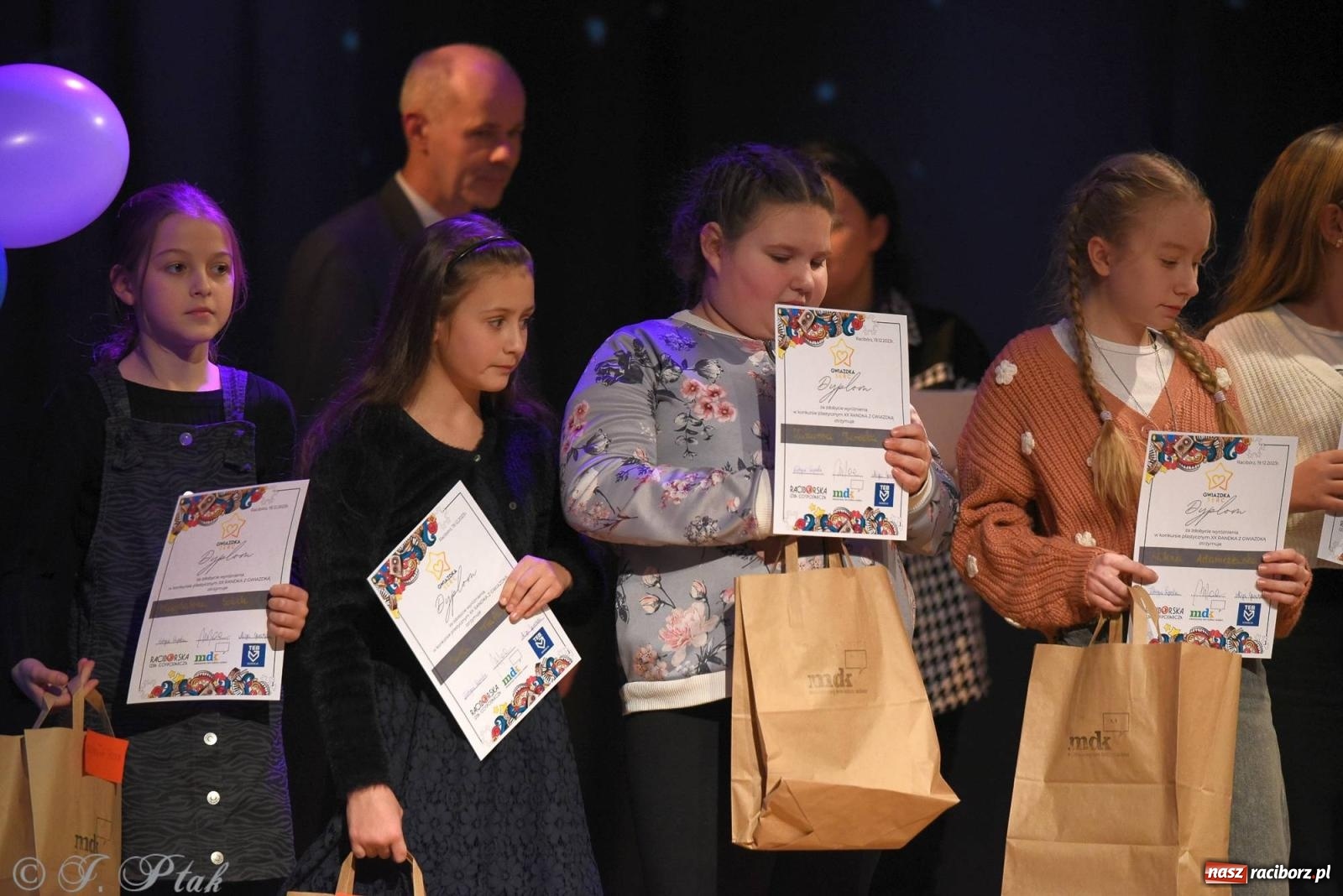 Zdjęcie w galerii na portalu naszraciborz.pl: A może by tak jasełka? Wieczór Świąteczny w MDK wiadomości z regionu