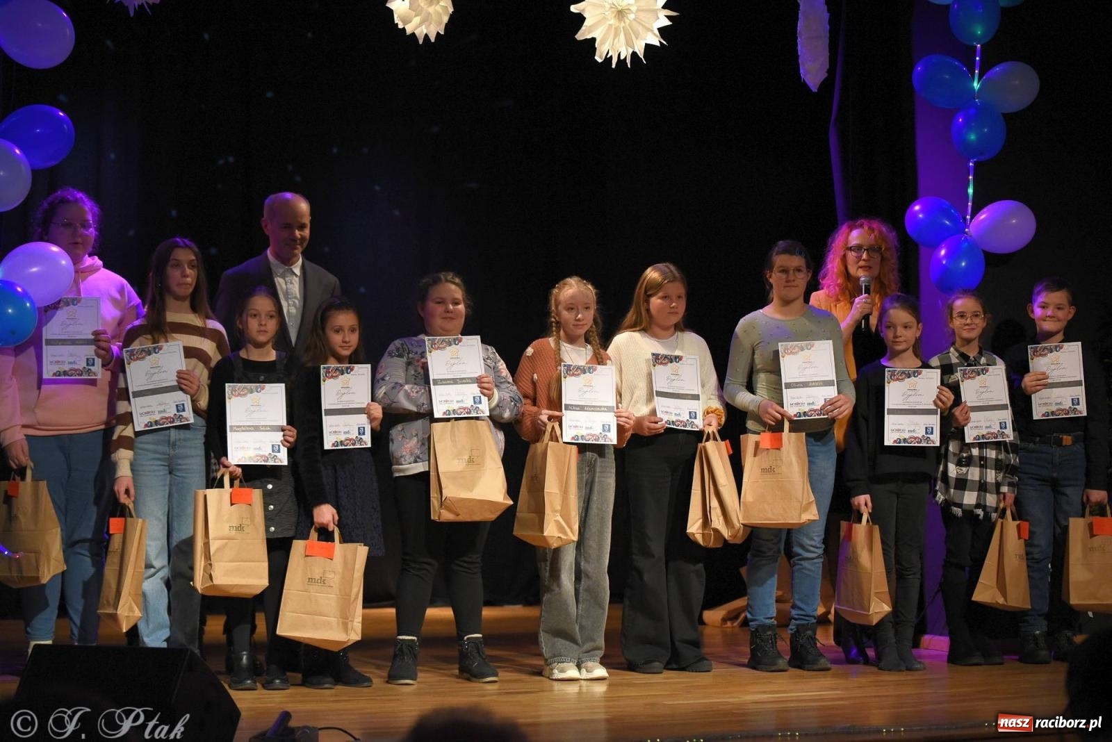 Zdjęcie w galerii na portalu naszraciborz.pl: A może by tak jasełka? Wieczór Świąteczny w MDK wiadomości z regionu