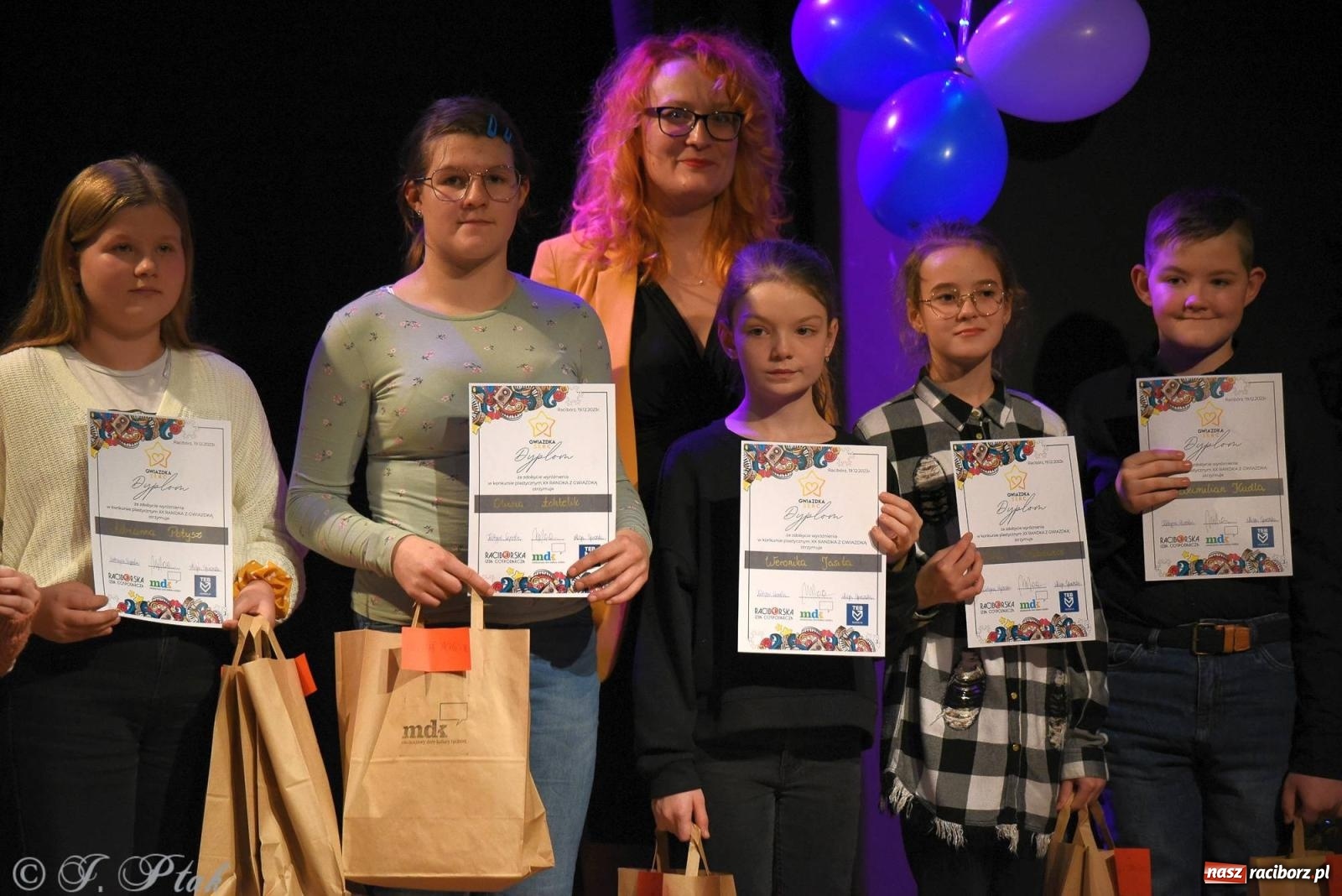 Zdjęcie w galerii na portalu naszraciborz.pl: A może by tak jasełka? Wieczór Świąteczny w MDK wiadomości z regionu