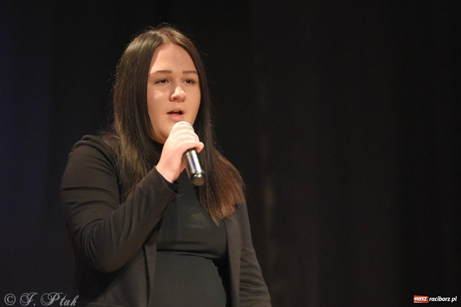 Zdjęcie w galerii na portalu naszraciborz.pl: A może by tak jasełka? Wieczór Świąteczny w MDK wiadomości z regionu