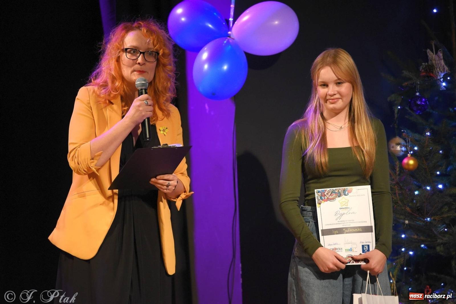 Zdjęcie w galerii na portalu naszraciborz.pl: A może by tak jasełka? Wieczór Świąteczny w MDK wiadomości z regionu