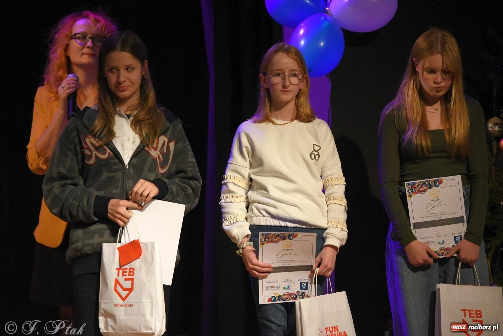 Zdjęcie w galerii na portalu naszraciborz.pl: A może by tak jasełka? Wieczór Świąteczny w MDK wiadomości z regionu