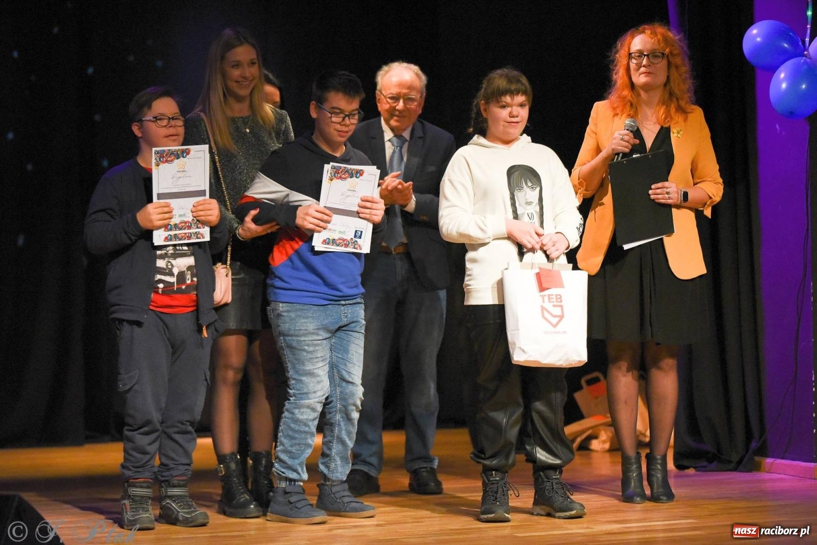 Zdjęcie w galerii na portalu naszraciborz.pl: A może by tak jasełka? Wieczór Świąteczny w MDK wiadomości z regionu