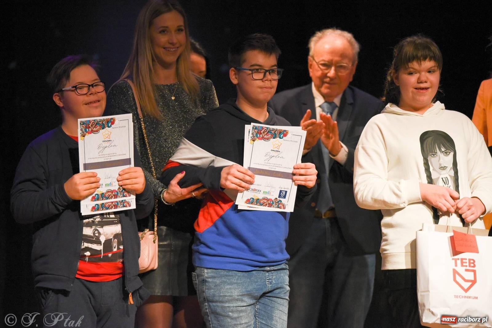 Zdjęcie w galerii na portalu naszraciborz.pl: A może by tak jasełka? Wieczór Świąteczny w MDK wiadomości z regionu