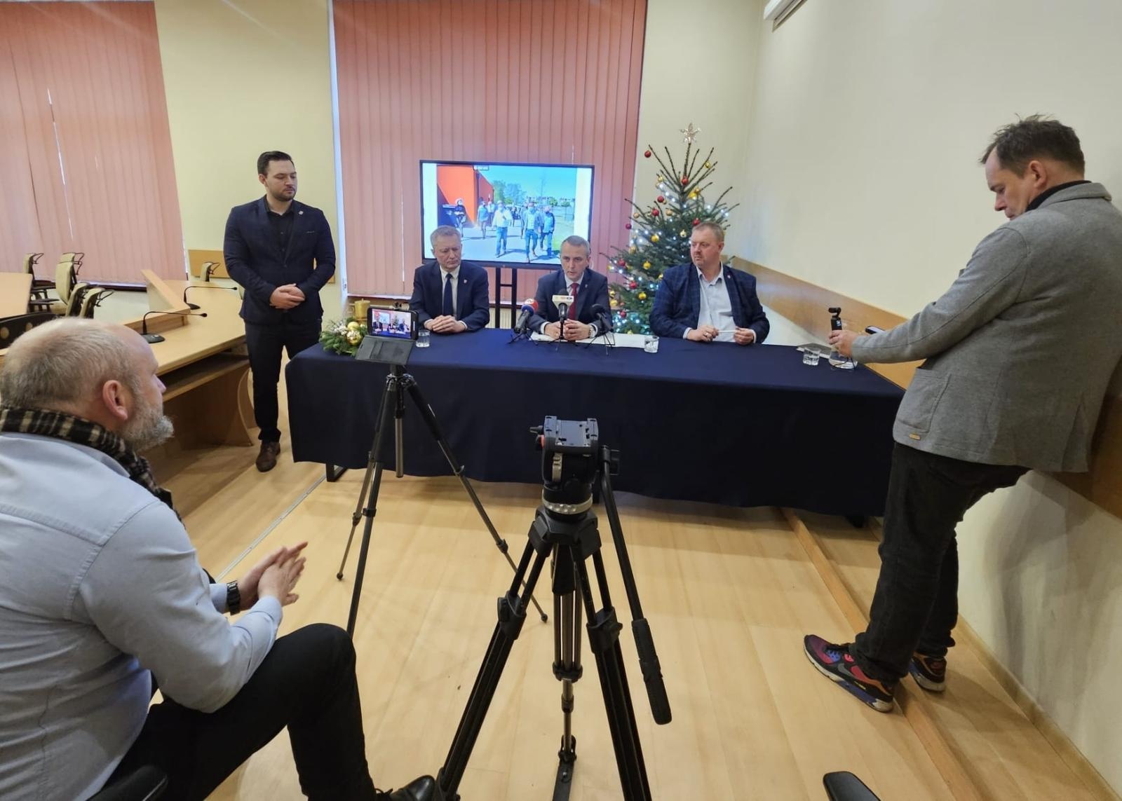 Zdjęcie w galerii na portalu naszraciborz.pl: Apel prezydenta do radnych w sprawie lodowiska wiadomości z regionu