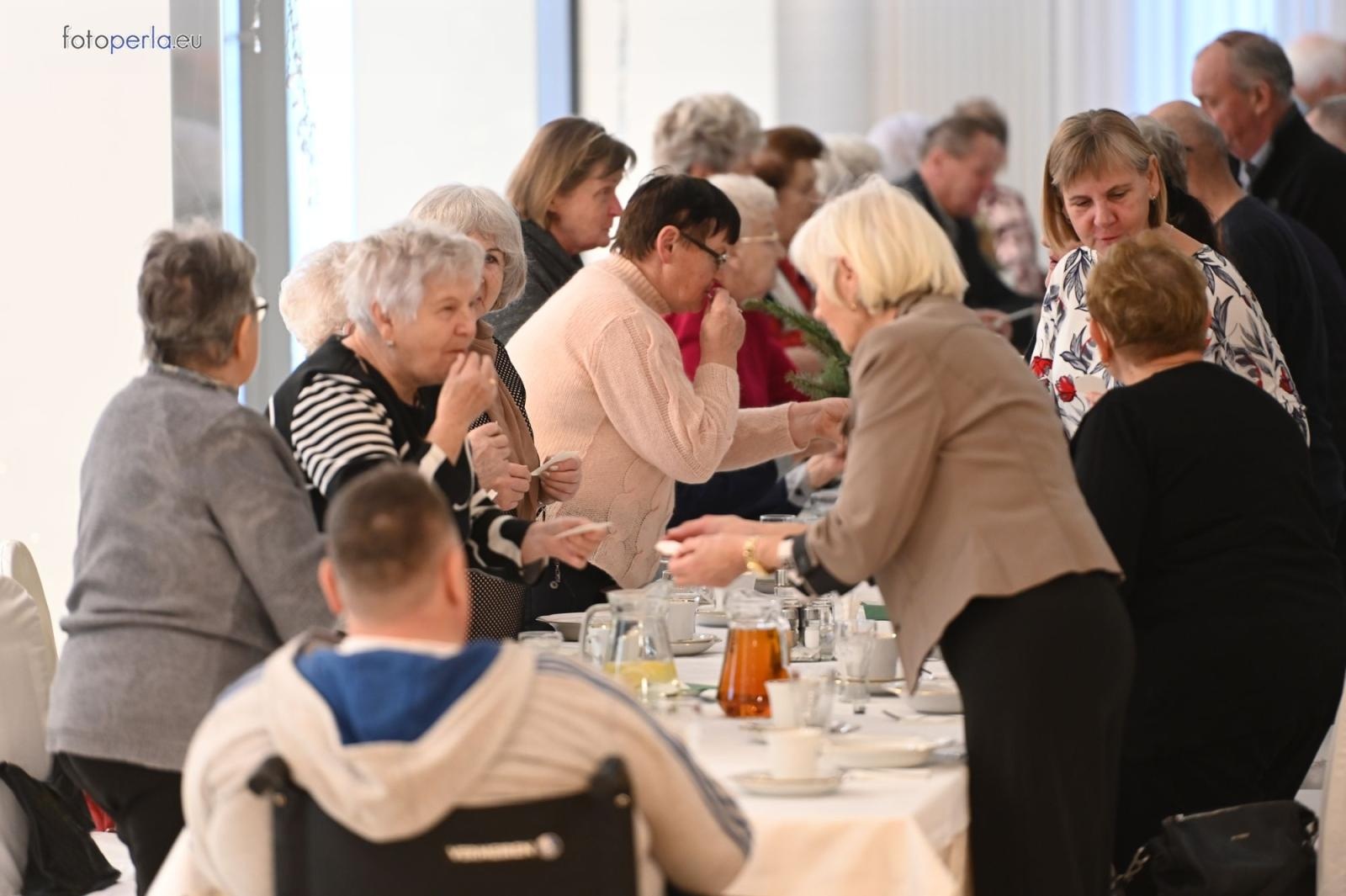 Zdjęcie w galerii na portalu naszraciborz.pl: Wzruszające świąteczne spotkanie w krzanowickiej Perle wiadomości z regionu