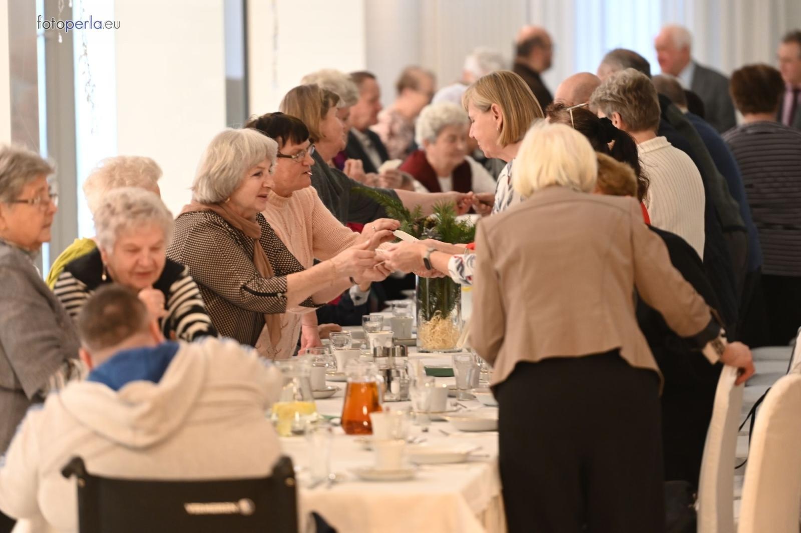 Zdjęcie w galerii na portalu naszraciborz.pl: Wzruszające świąteczne spotkanie w krzanowickiej Perle wiadomości z regionu