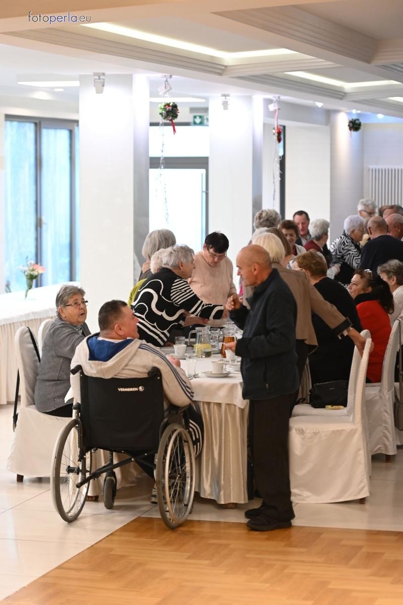 Zdjęcie w galerii na portalu naszraciborz.pl: Wzruszające świąteczne spotkanie w krzanowickiej Perle wiadomości z regionu