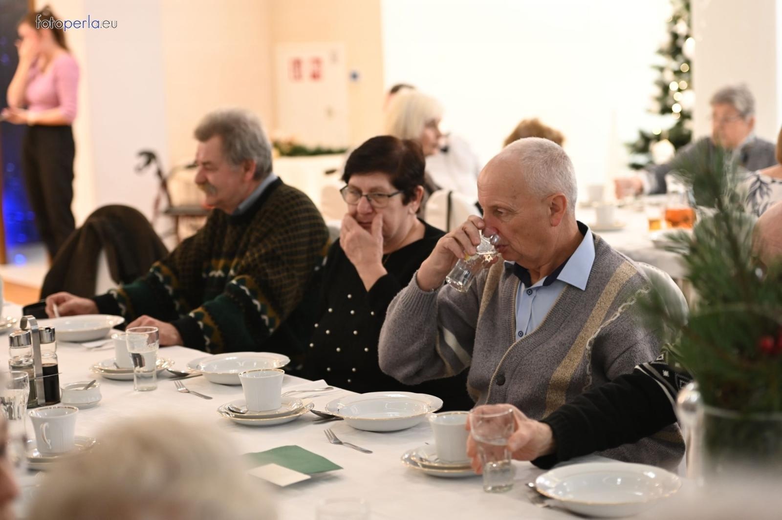 Zdjęcie w galerii na portalu naszraciborz.pl: Wzruszające świąteczne spotkanie w krzanowickiej Perle wiadomości z regionu