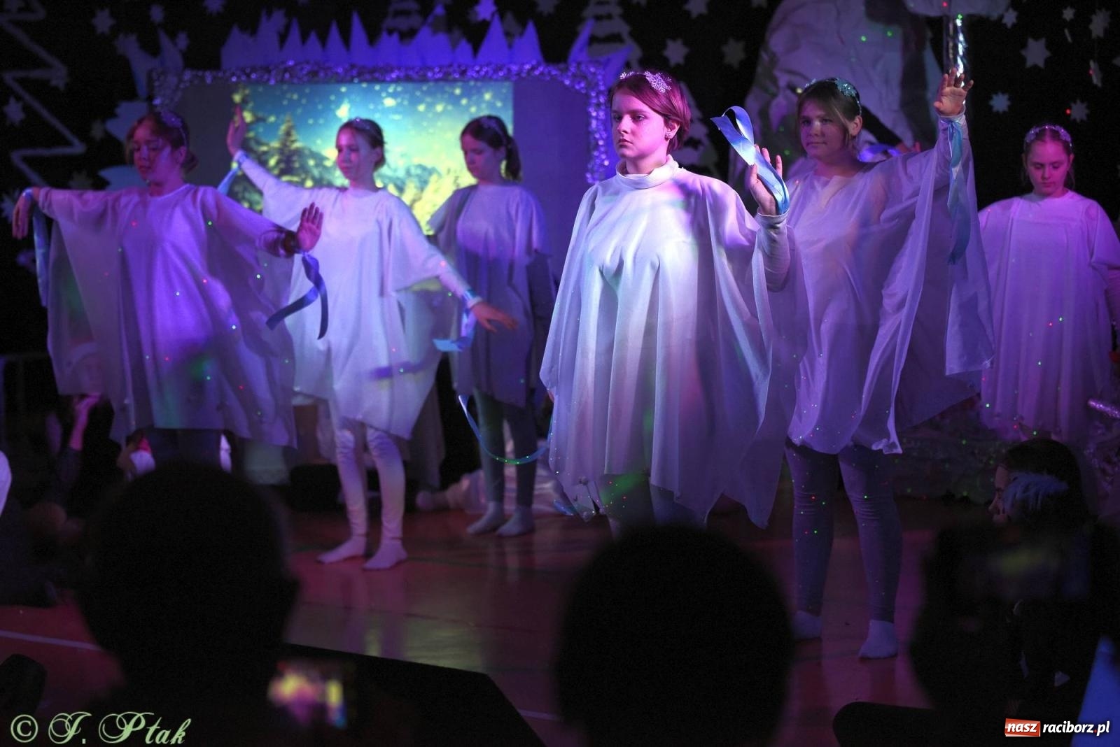 Zdjęcie w galerii na portalu naszraciborz.pl: Teatr Trzynastka wystawił Królową Śniegu wiadomości z regionu