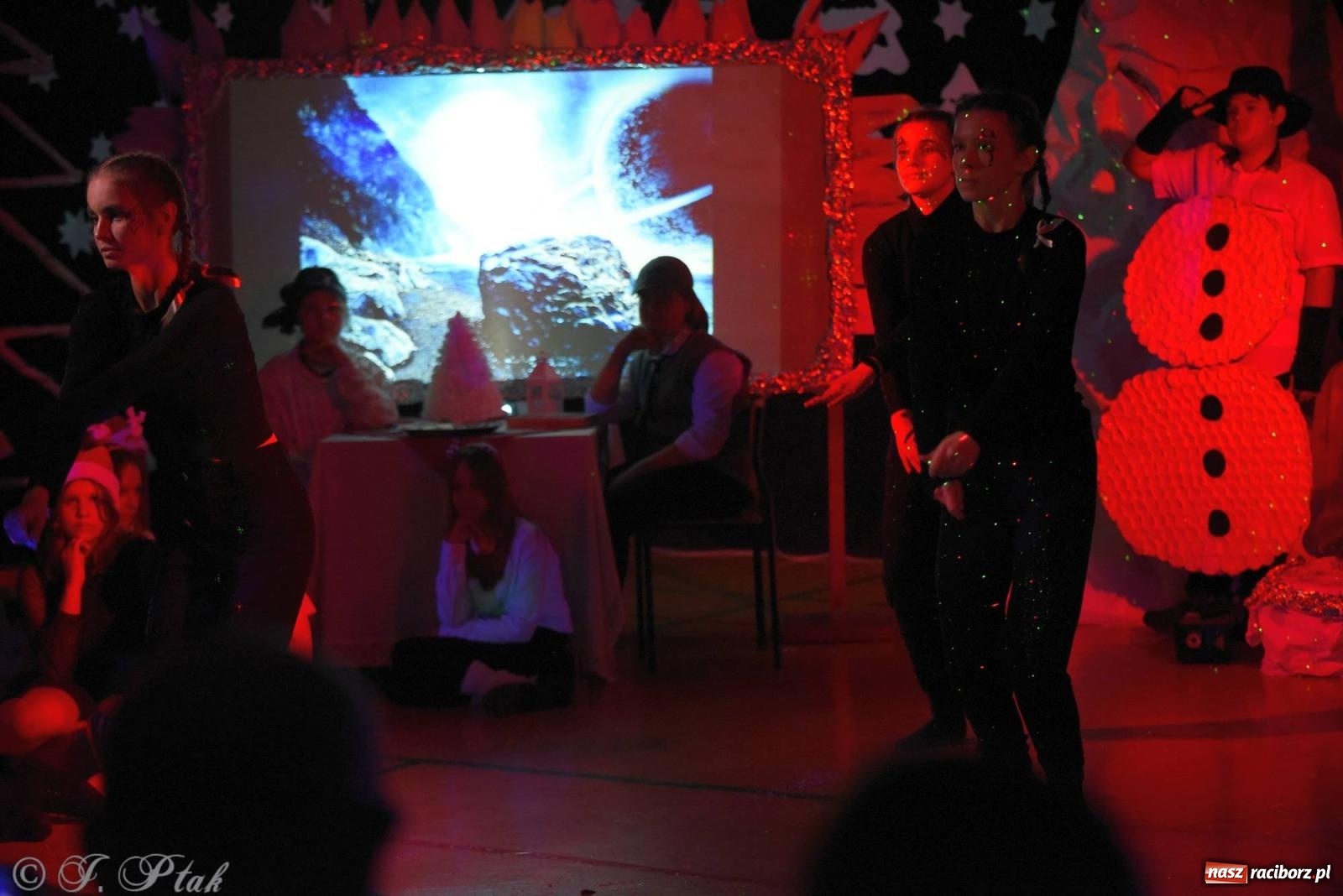 Zdjęcie w galerii na portalu naszraciborz.pl: Teatr Trzynastka wystawił Królową Śniegu wiadomości z regionu