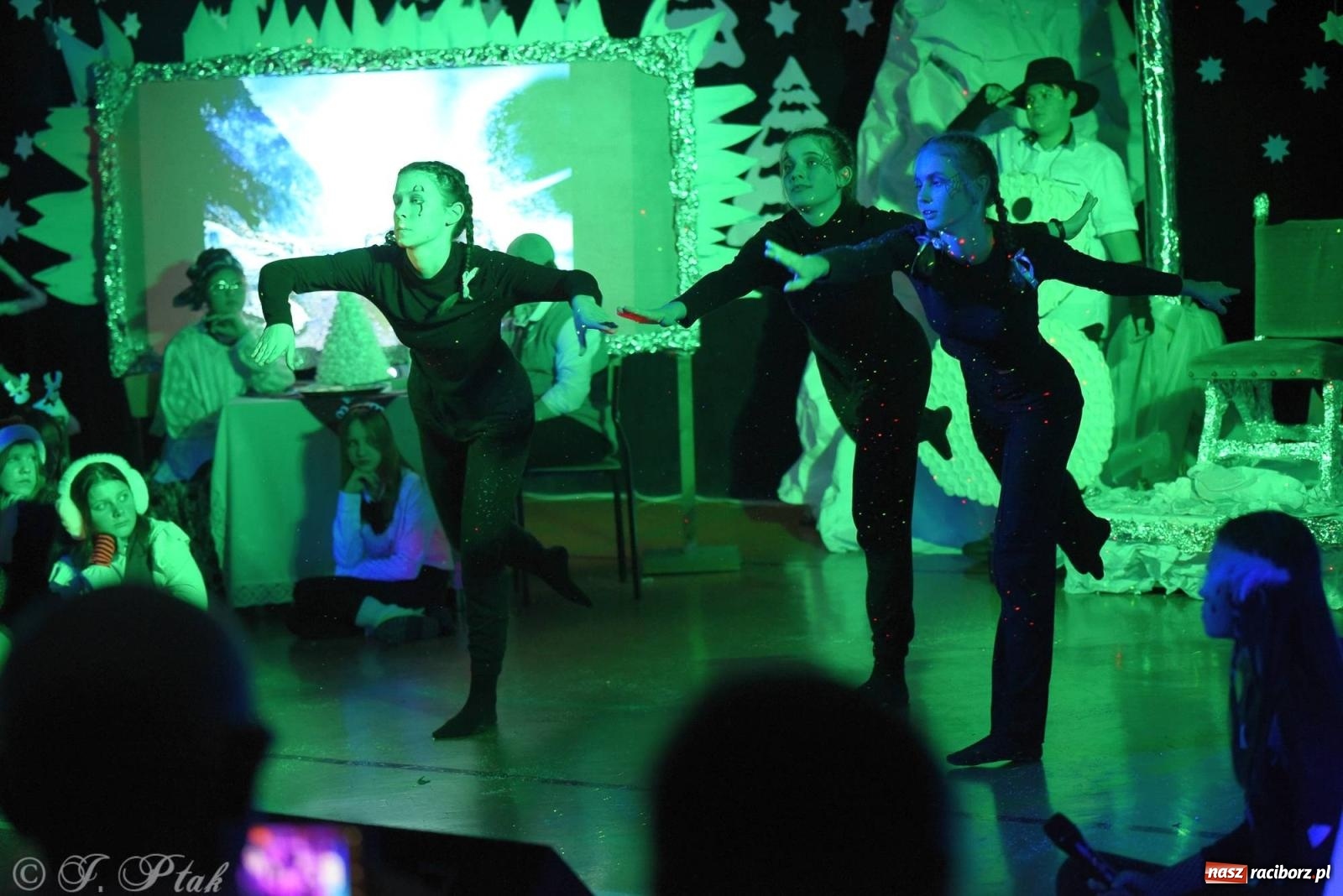 Zdjęcie w galerii na portalu naszraciborz.pl: Teatr Trzynastka wystawił Królową Śniegu wiadomości z regionu