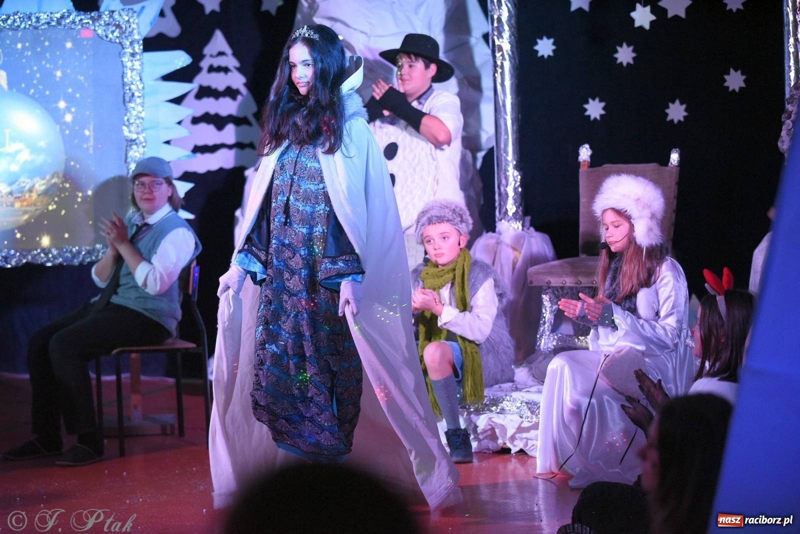 Zdjęcie w galerii na portalu naszraciborz.pl: Teatr Trzynastka wystawił Królową Śniegu wiadomości z regionu