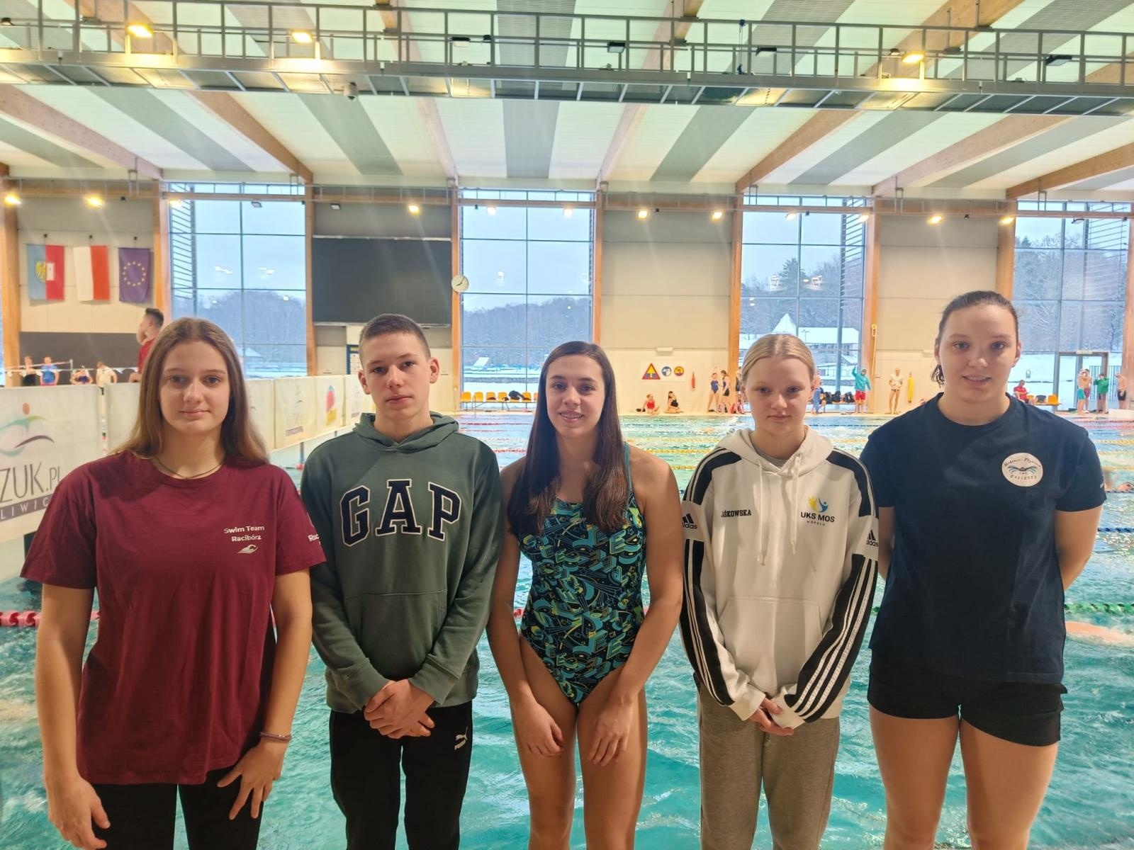 Zdjęcie w galerii na portalu naszraciborz.pl: Pięć medali raciborskich pływaków z ZSOMS wiadomości z regionu