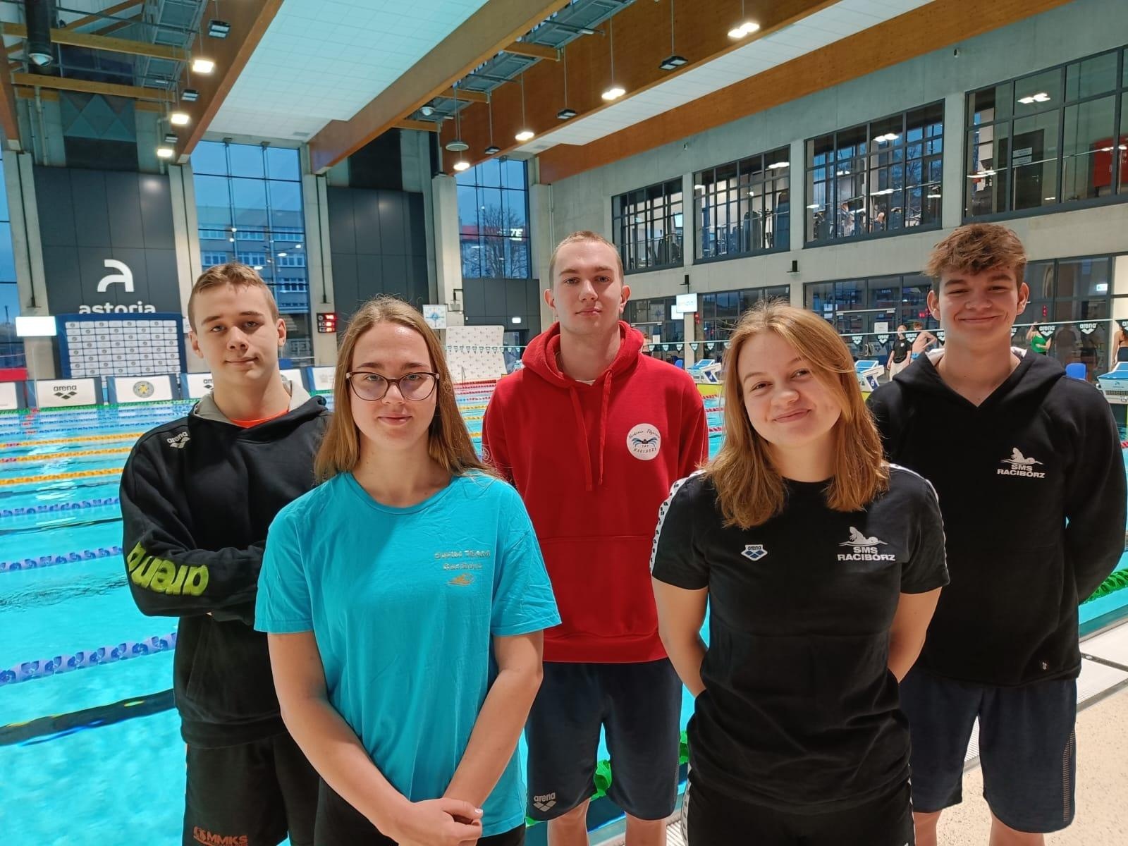 Zdjęcie w galerii na portalu naszraciborz.pl: Pięć medali raciborskich pływaków z ZSOMS wiadomości z regionu