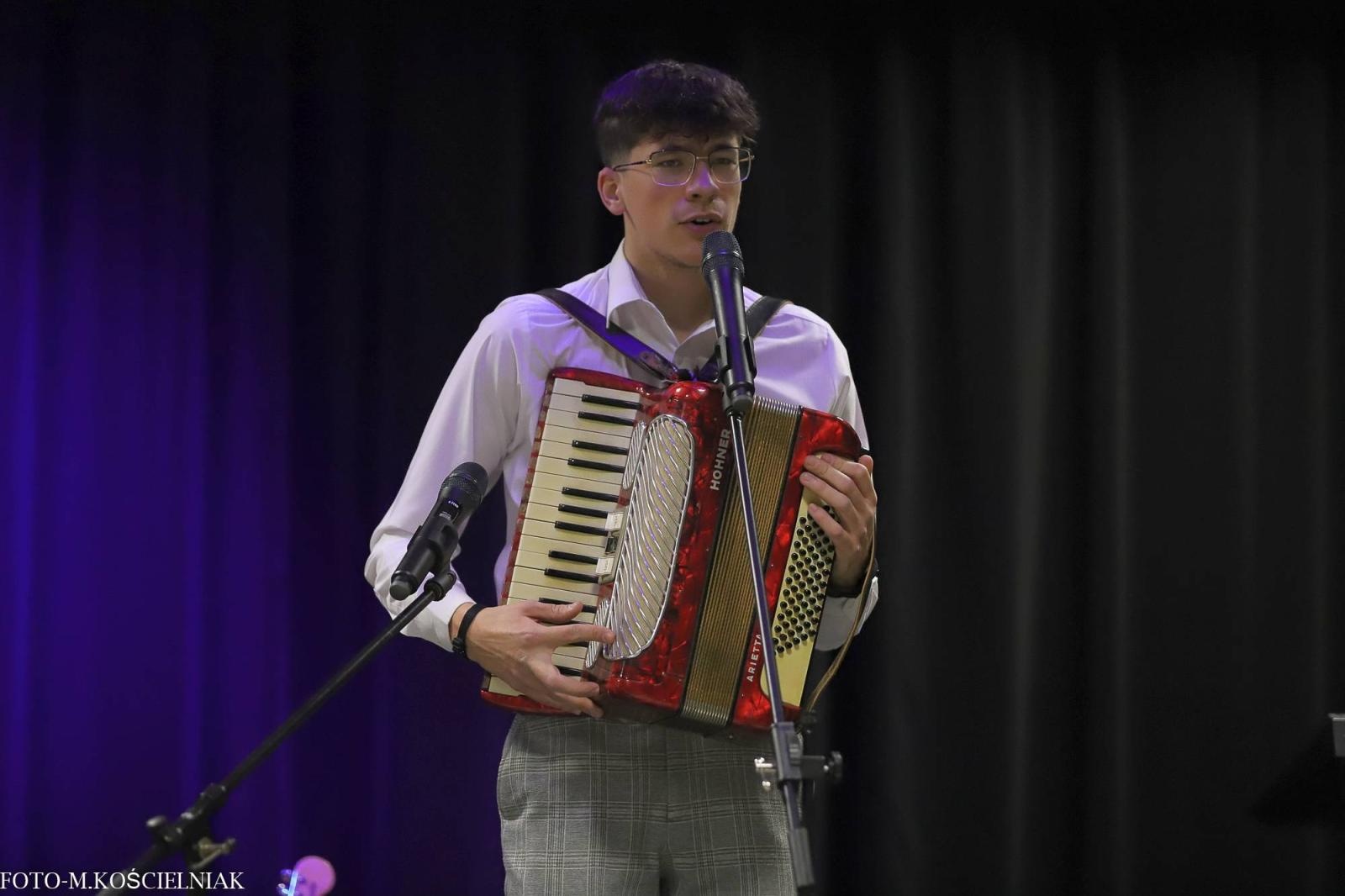 Zdjęcie w galerii na portalu naszraciborz.pl: Śpiewajcie i grajcie Mu... Świątecznie i kolędowo w raciborskim Mechaniku wiadomości z regionu