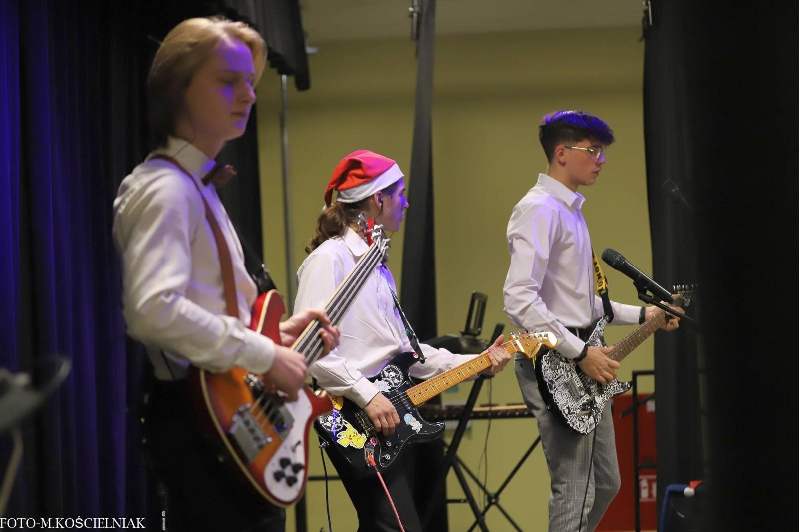 Zdjęcie w galerii na portalu naszraciborz.pl: Śpiewajcie i grajcie Mu... Świątecznie i kolędowo w raciborskim Mechaniku wiadomości z regionu