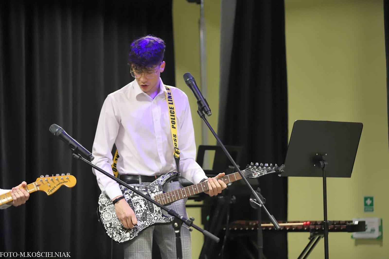 Zdjęcie w galerii na portalu naszraciborz.pl: Śpiewajcie i grajcie Mu... Świątecznie i kolędowo w raciborskim Mechaniku wiadomości z regionu