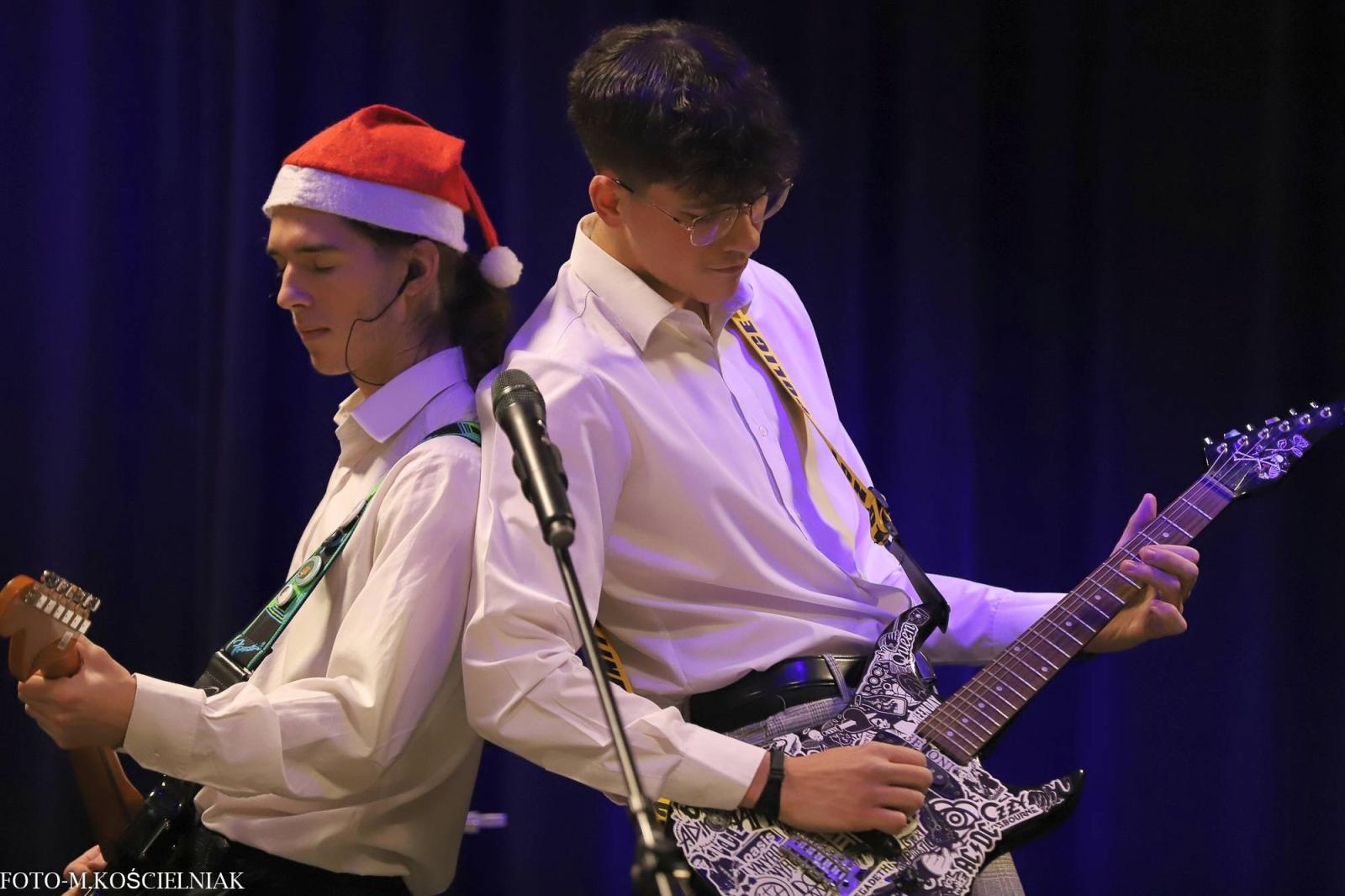 Zdjęcie w galerii na portalu naszraciborz.pl: Śpiewajcie i grajcie Mu... Świątecznie i kolędowo w raciborskim Mechaniku wiadomości z regionu