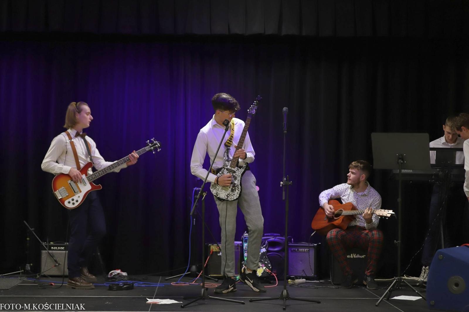 Zdjęcie w galerii na portalu naszraciborz.pl: Śpiewajcie i grajcie Mu... Świątecznie i kolędowo w raciborskim Mechaniku wiadomości z regionu