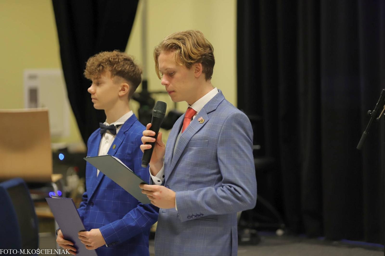 Zdjęcie w galerii na portalu naszraciborz.pl: Śpiewajcie i grajcie Mu... Świątecznie i kolędowo w raciborskim Mechaniku wiadomości z regionu