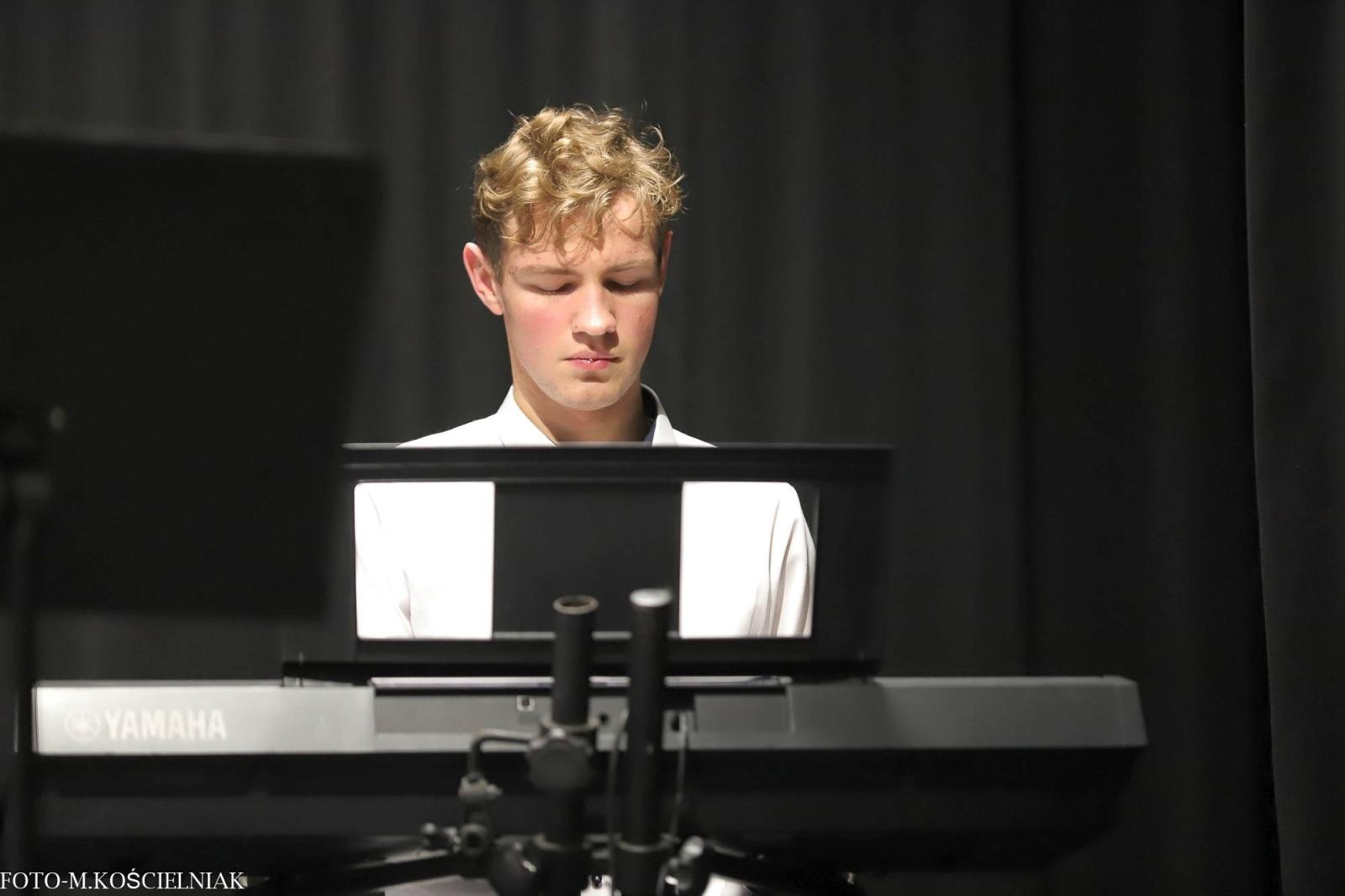 Zdjęcie w galerii na portalu naszraciborz.pl: Śpiewajcie i grajcie Mu... Świątecznie i kolędowo w raciborskim Mechaniku wiadomości z regionu