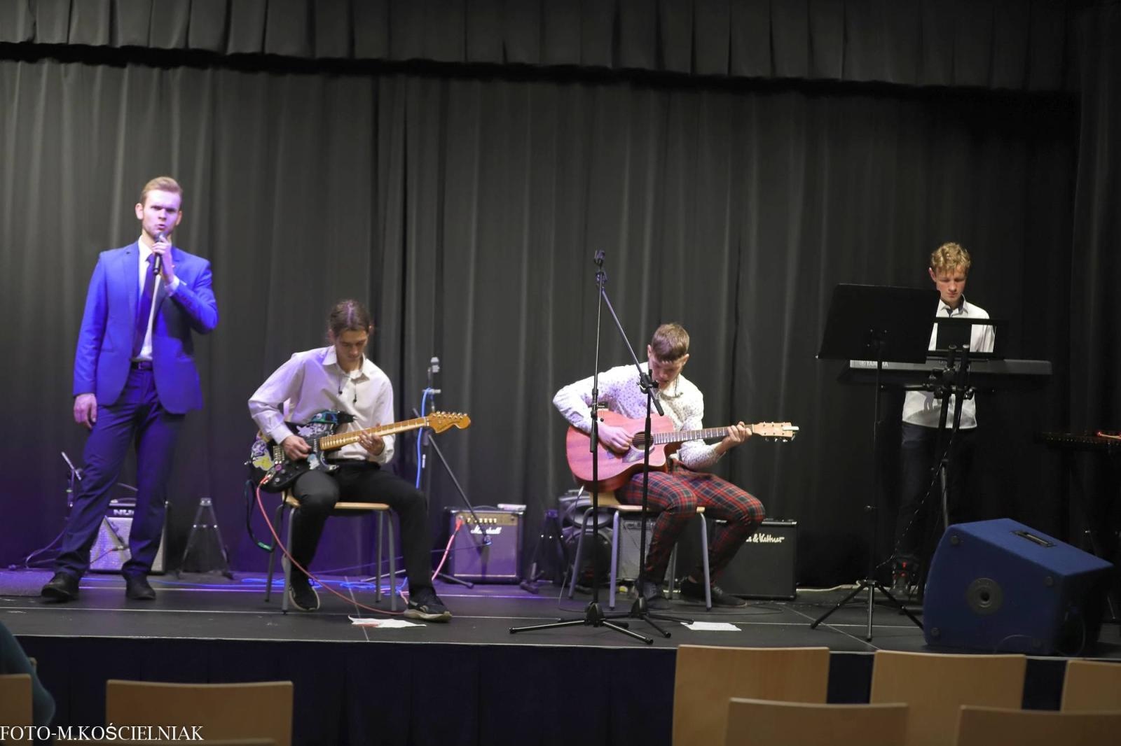 Zdjęcie w galerii na portalu naszraciborz.pl: Śpiewajcie i grajcie Mu... Świątecznie i kolędowo w raciborskim Mechaniku wiadomości z regionu