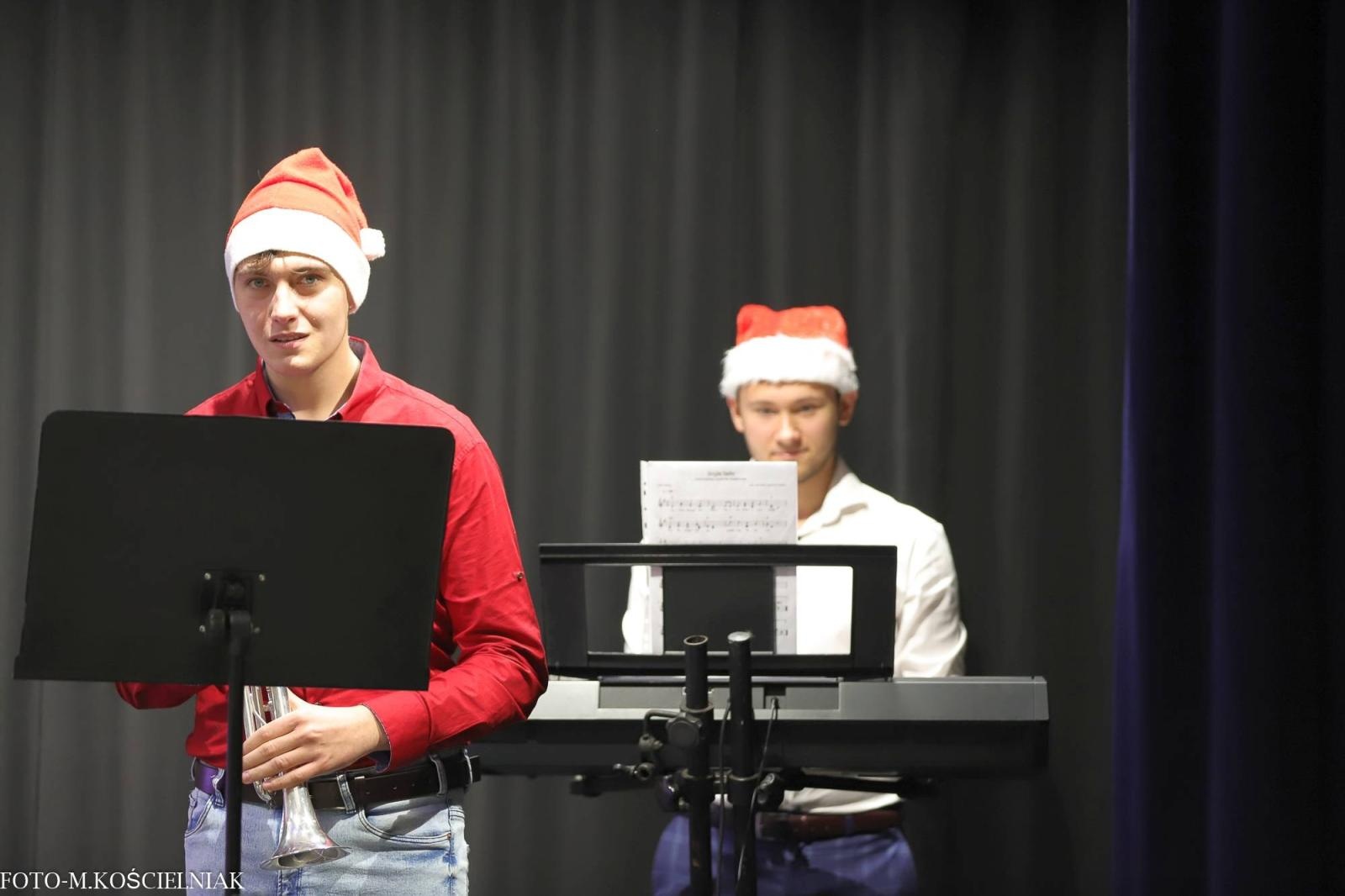 Zdjęcie w galerii na portalu naszraciborz.pl: Śpiewajcie i grajcie Mu... Świątecznie i kolędowo w raciborskim Mechaniku wiadomości z regionu