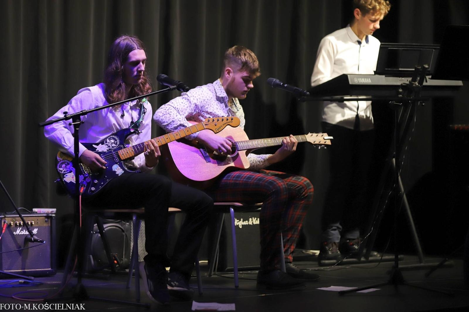 Zdjęcie w galerii na portalu naszraciborz.pl: Śpiewajcie i grajcie Mu... Świątecznie i kolędowo w raciborskim Mechaniku wiadomości z regionu