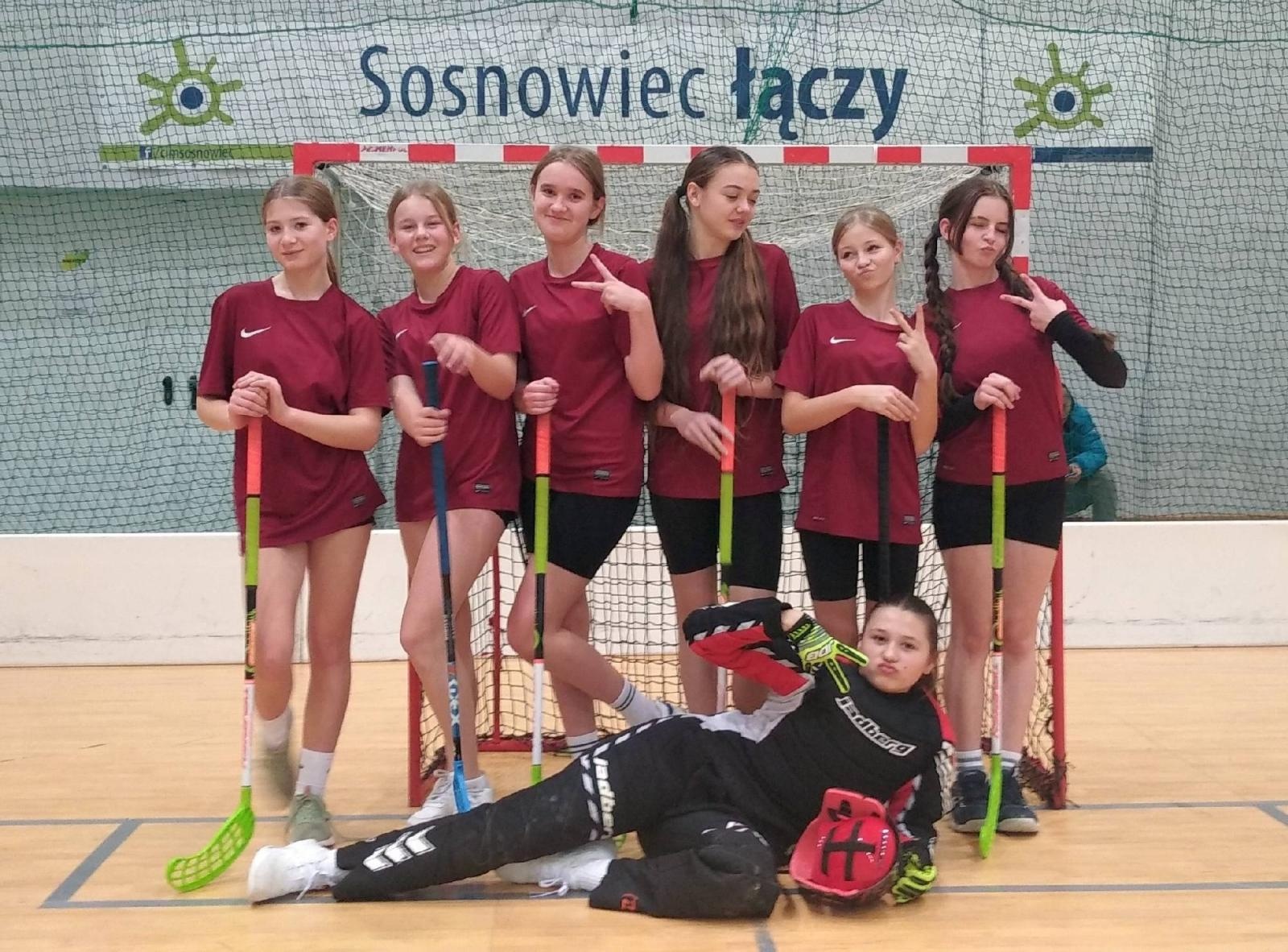 Zdjęcie w galerii na portalu naszraciborz.pl: Unihokej dziewcząt. Uczennice z Tworkowa w finale wojewódzkim wiadomości z regionu