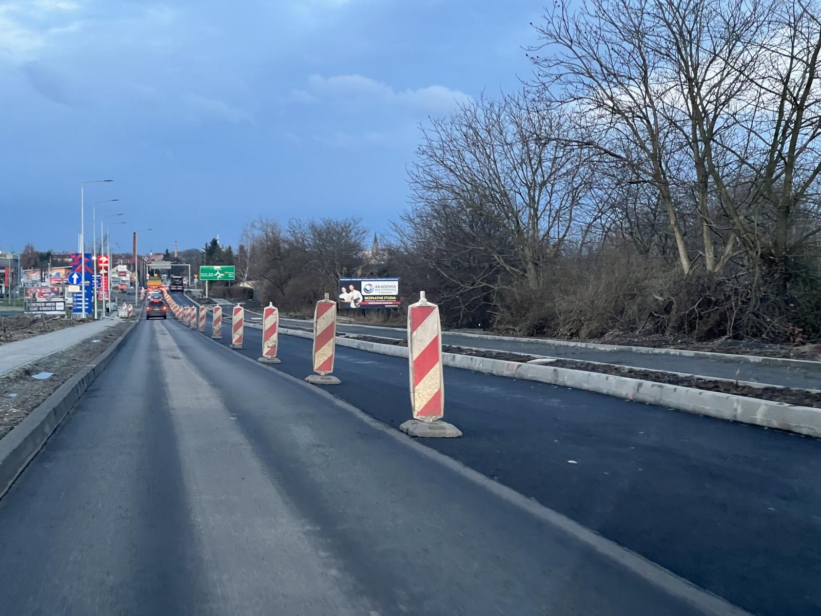 Zdjęcie w galerii na portalu naszraciborz.pl: Grobla uszkodzona przez powalone drzewo. Co dalej z Rybnicką przed mostem na Uldze? wiadomości z regionu