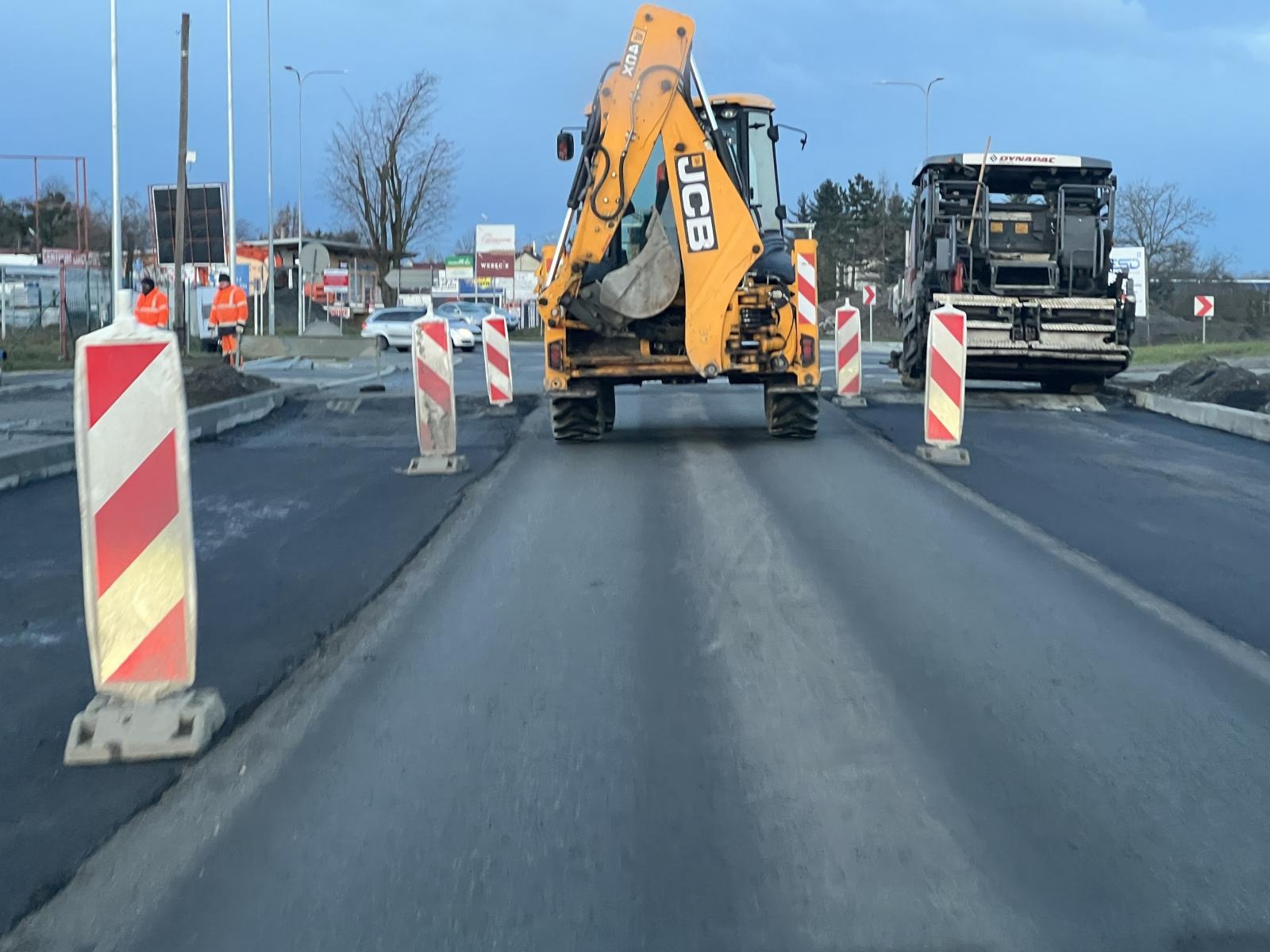 Zdjęcie w galerii na portalu naszraciborz.pl: Grobla uszkodzona przez powalone drzewo. Co dalej z Rybnicką przed mostem na Uldze? wiadomości z regionu