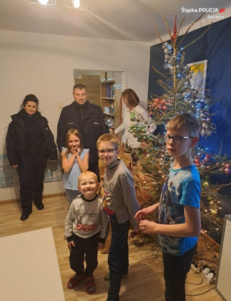 Zdjęcie w galerii na portalu naszraciborz.pl: Policjanci zostali wspólnikami św. Mikołaja wiadomości z regionu