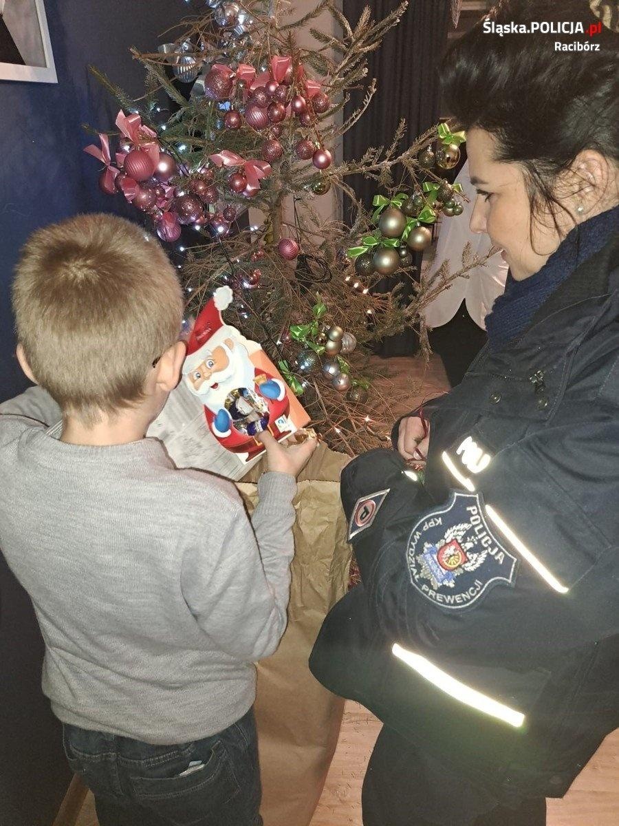 Zdjęcie w galerii na portalu naszraciborz.pl: Policjanci zostali wspólnikami św. Mikołaja wiadomości z regionu