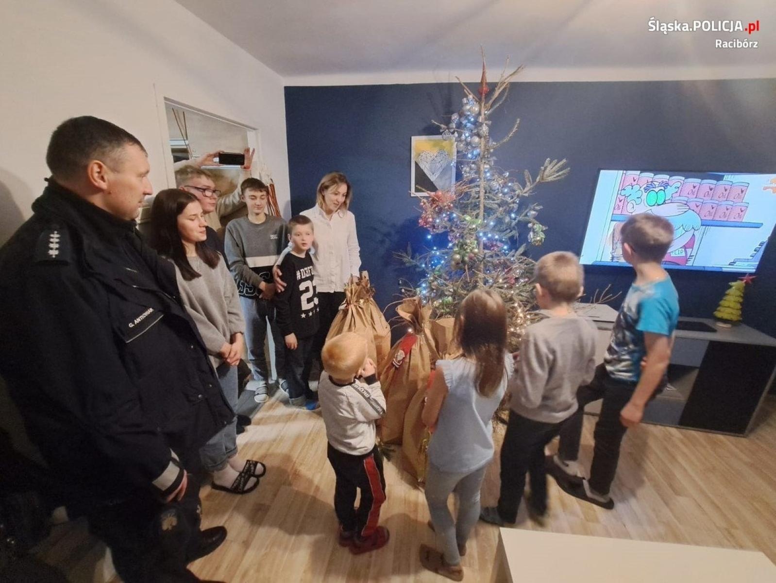 Zdjęcie w galerii na portalu naszraciborz.pl: Policjanci zostali wspólnikami św. Mikołaja wiadomości z regionu