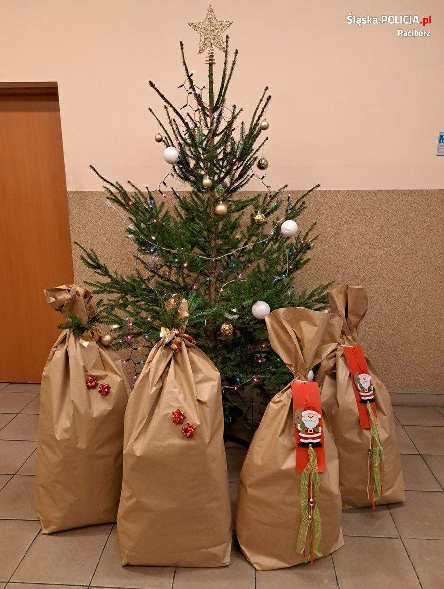 Zdjęcie w galerii na portalu naszraciborz.pl: Policjanci zostali wspólnikami św. Mikołaja wiadomości z regionu