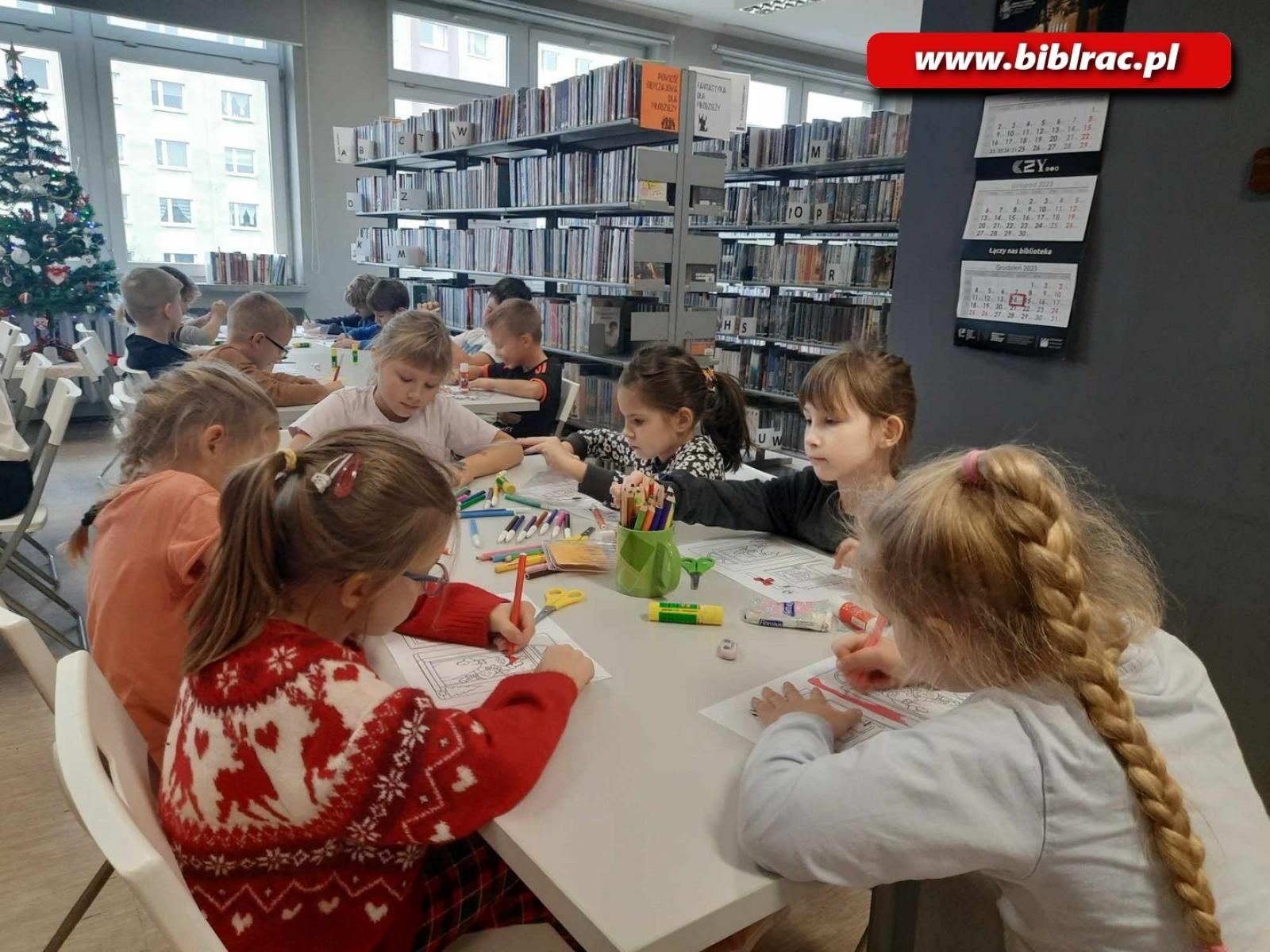 Zdjęcie w galerii na portalu naszraciborz.pl: Przedświąteczny, warsztatowy zawrót głowy w raciborskiej bibliotece wiadomości z regionu