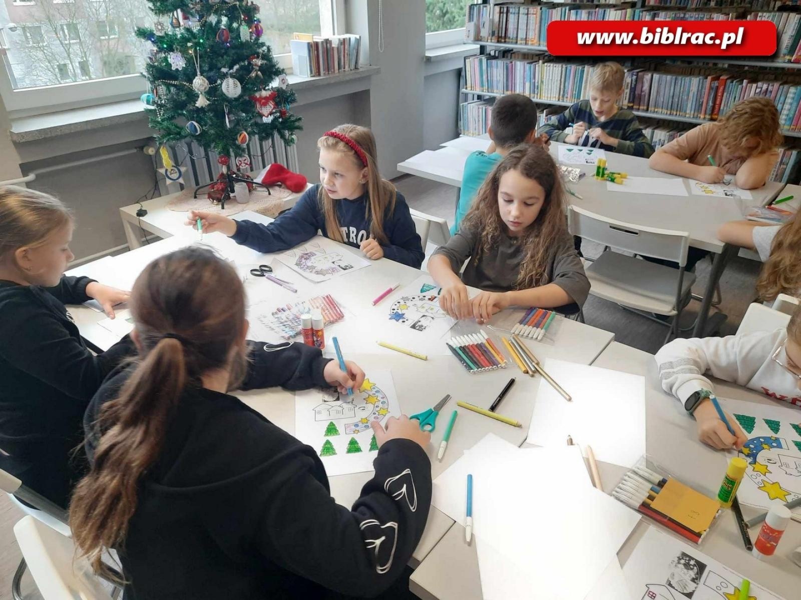 Zdjęcie w galerii na portalu naszraciborz.pl: Przedświąteczny, warsztatowy zawrót głowy w raciborskiej bibliotece wiadomości z regionu