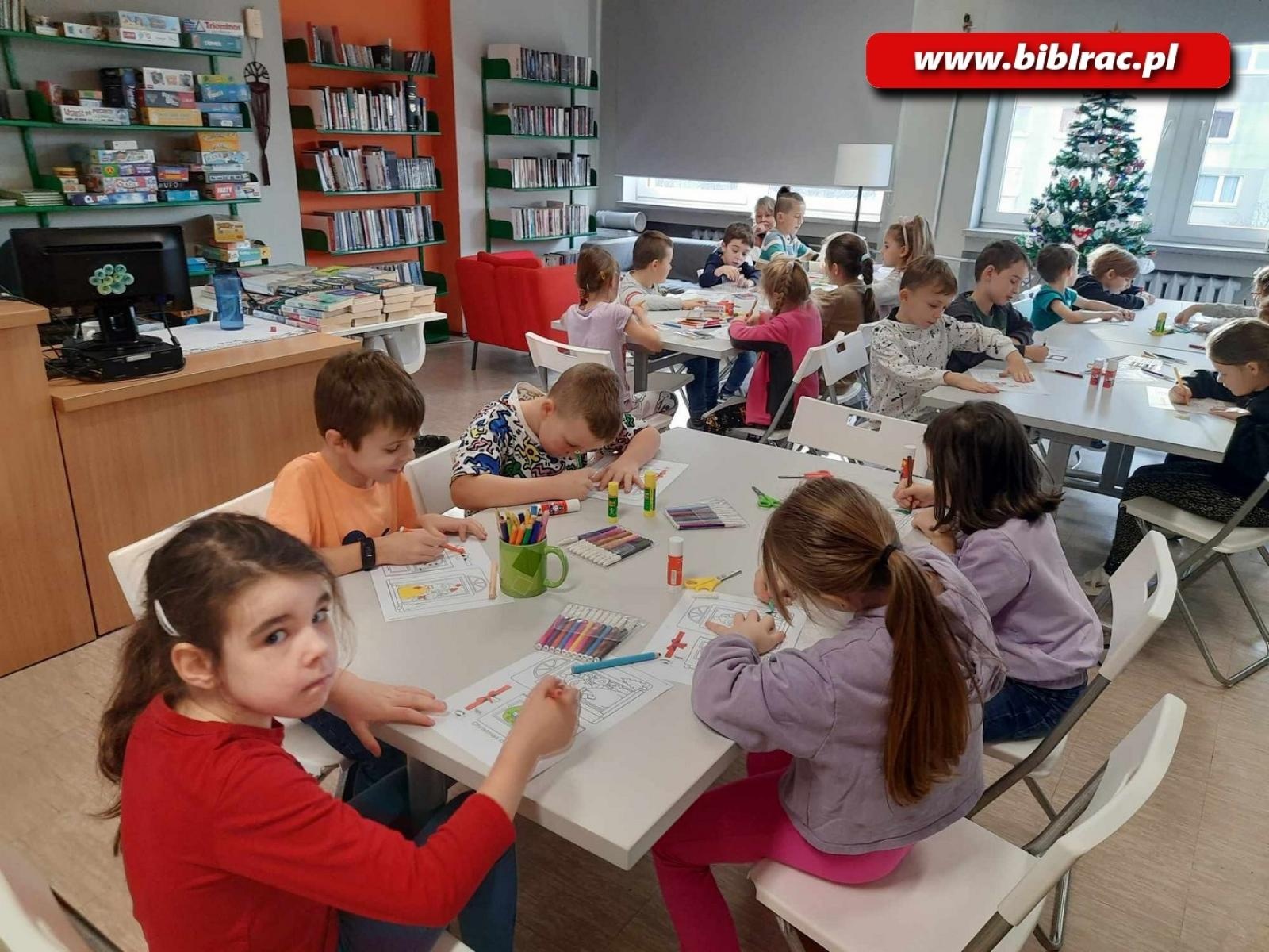 Zdjęcie w galerii na portalu naszraciborz.pl: Przedświąteczny, warsztatowy zawrót głowy w raciborskiej bibliotece wiadomości z regionu