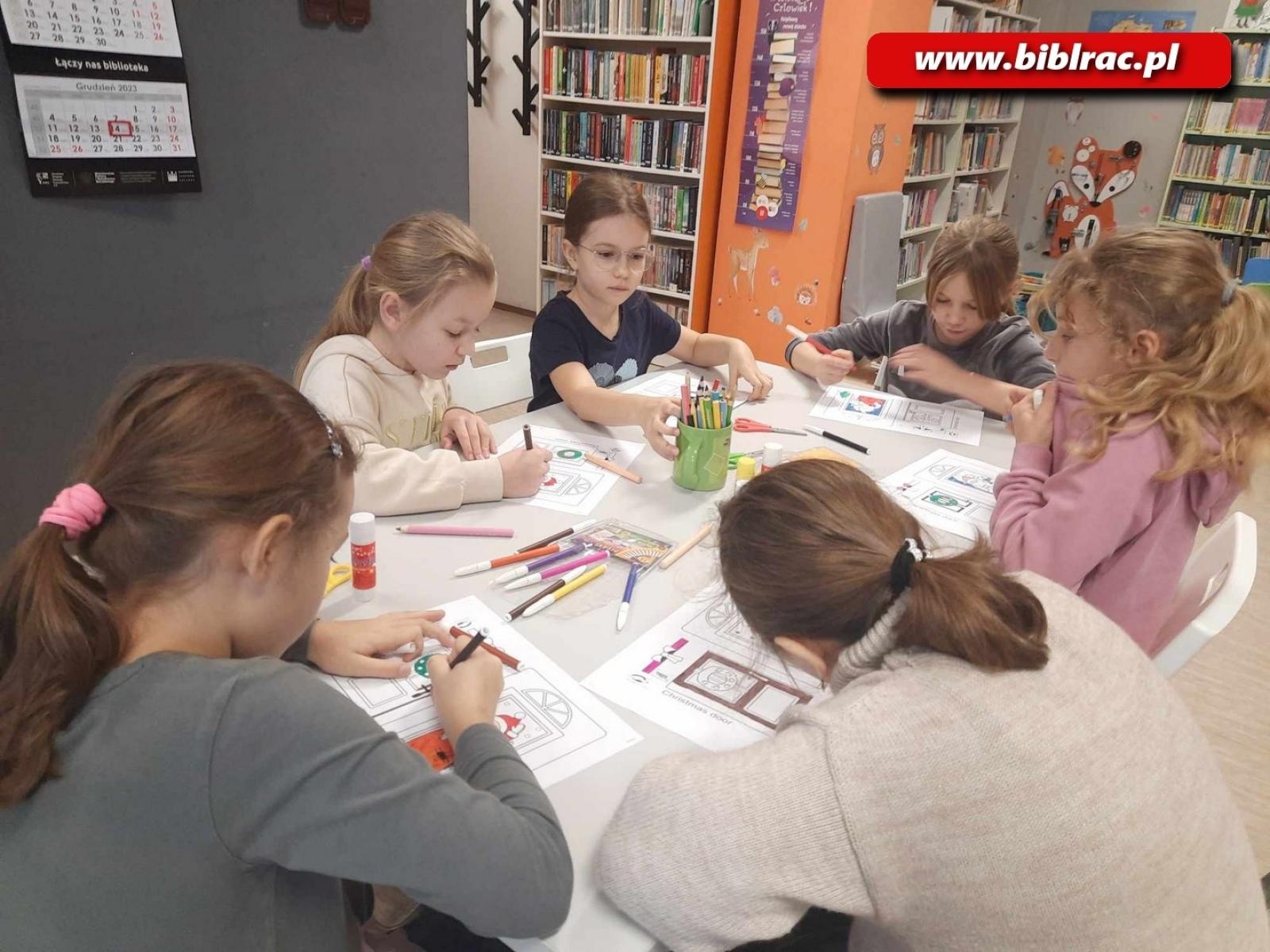 Zdjęcie w galerii na portalu naszraciborz.pl: Przedświąteczny, warsztatowy zawrót głowy w raciborskiej bibliotece wiadomości z regionu