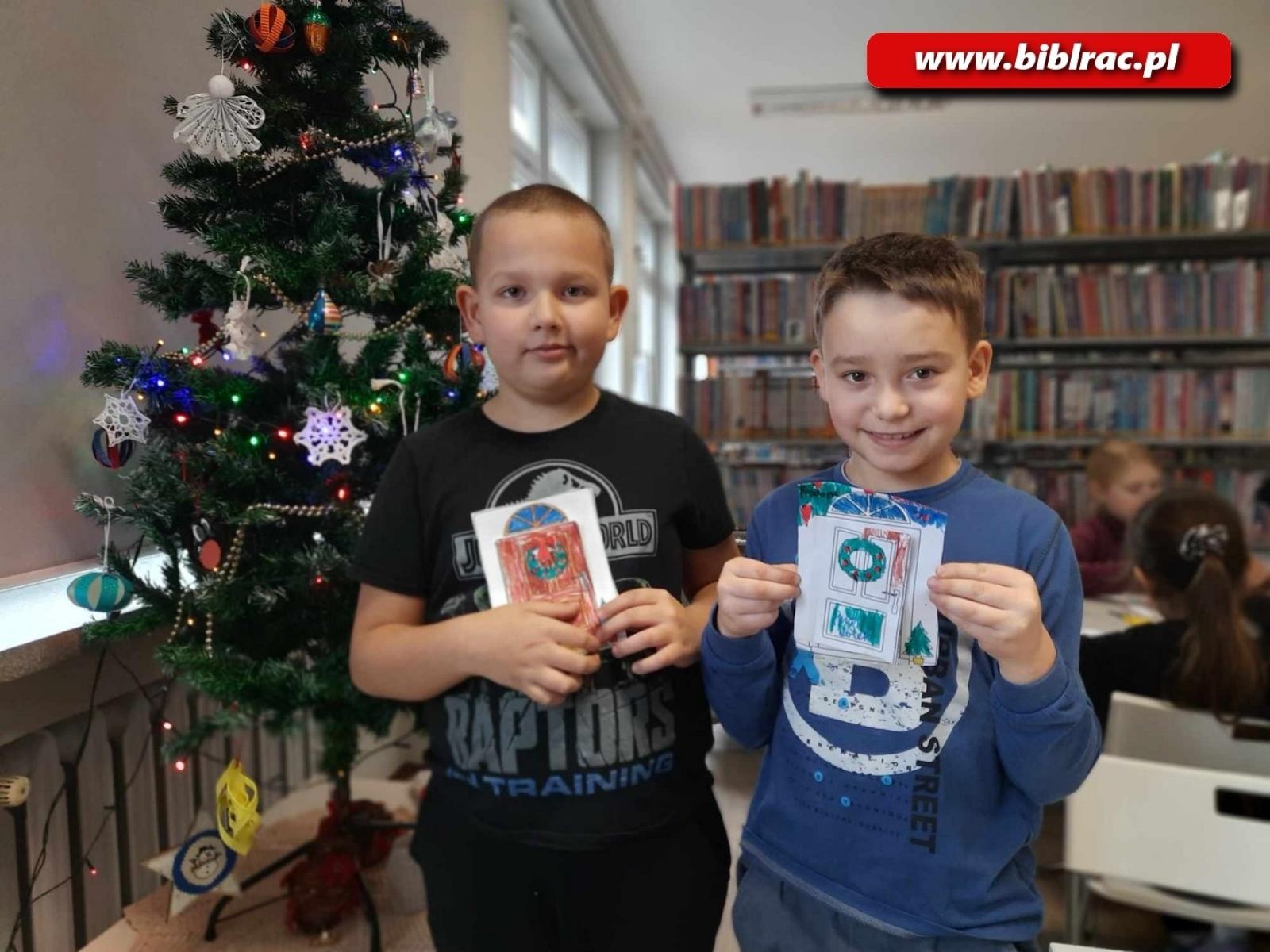 Zdjęcie w galerii na portalu naszraciborz.pl: Przedświąteczny, warsztatowy zawrót głowy w raciborskiej bibliotece wiadomości z regionu