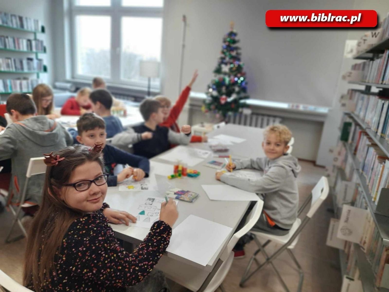 Zdjęcie w galerii na portalu naszraciborz.pl: Przedświąteczny, warsztatowy zawrót głowy w raciborskiej bibliotece wiadomości z regionu