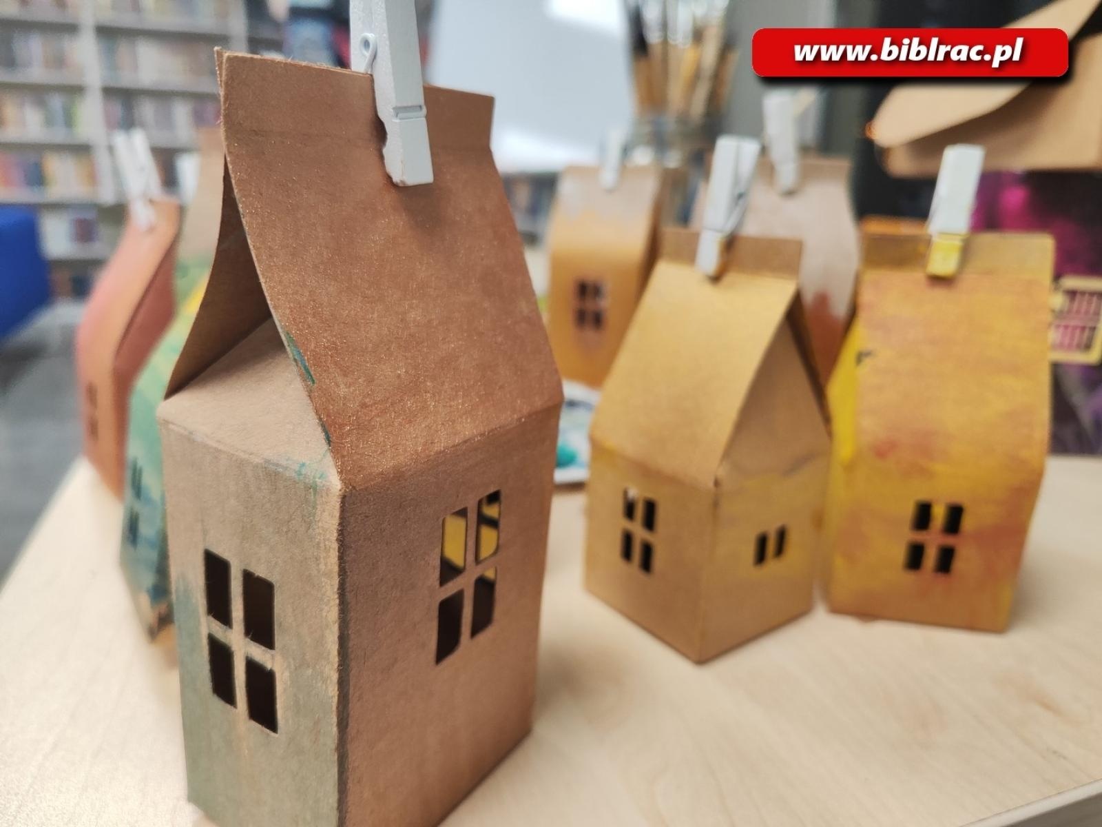 Zdjęcie w galerii na portalu naszraciborz.pl: Przedświąteczny, warsztatowy zawrót głowy w raciborskiej bibliotece wiadomości z regionu