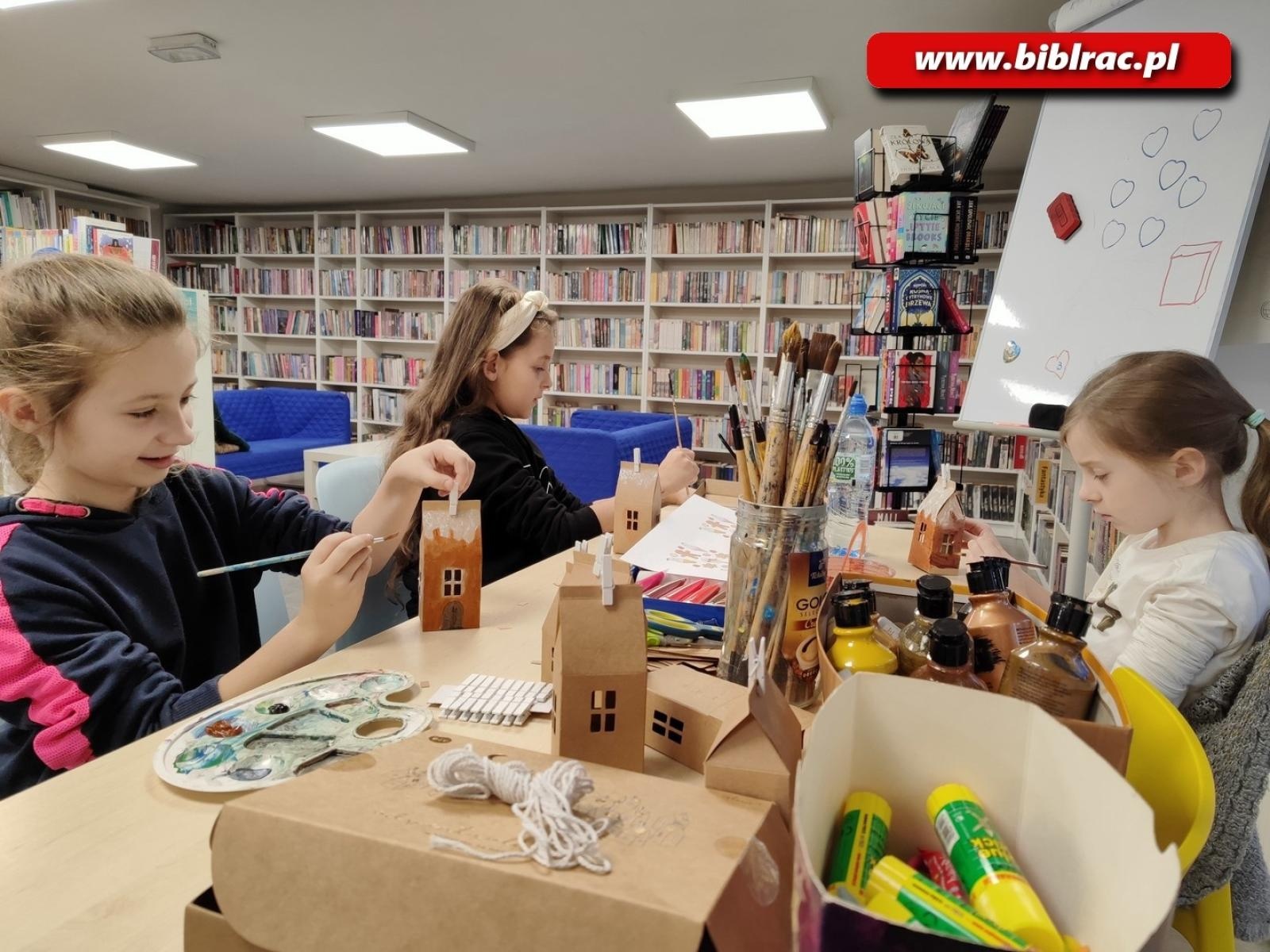 Zdjęcie w galerii na portalu naszraciborz.pl: Przedświąteczny, warsztatowy zawrót głowy w raciborskiej bibliotece wiadomości z regionu