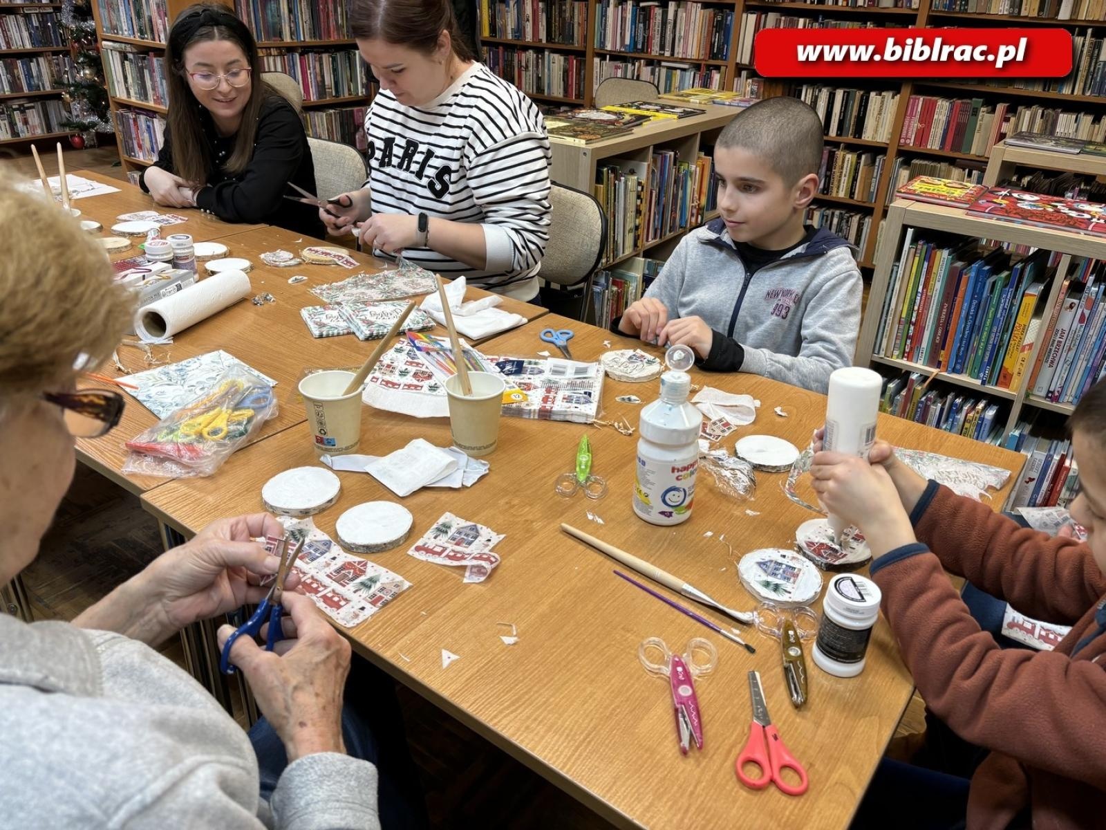 Zdjęcie w galerii na portalu naszraciborz.pl: Przedświąteczny, warsztatowy zawrót głowy w raciborskiej bibliotece wiadomości z regionu