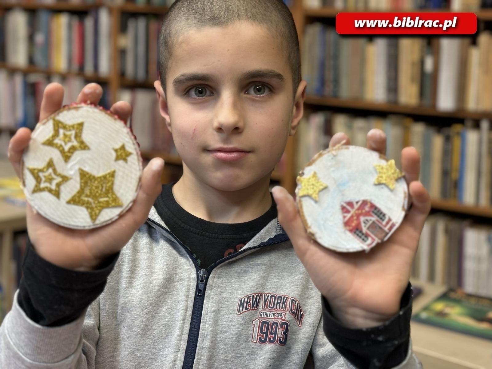 Zdjęcie w galerii na portalu naszraciborz.pl: Przedświąteczny, warsztatowy zawrót głowy w raciborskiej bibliotece wiadomości z regionu